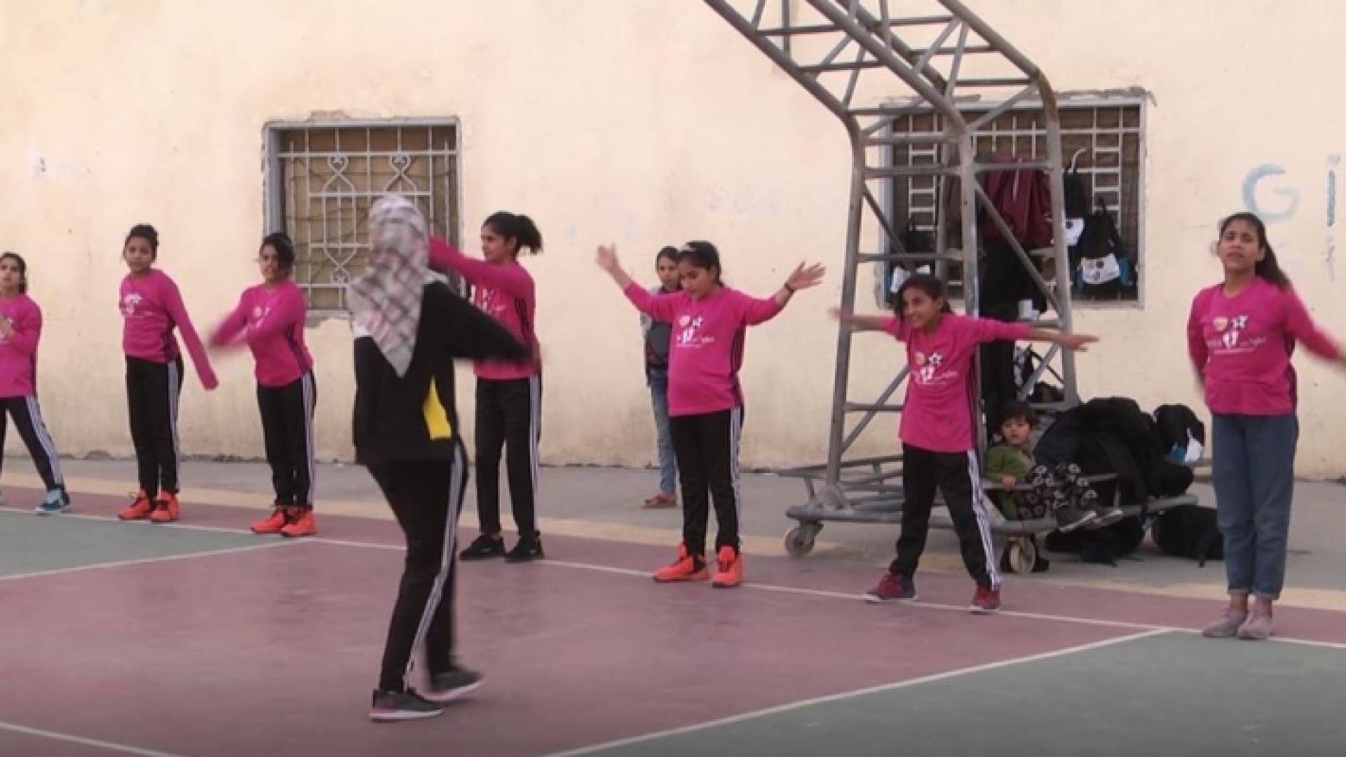 خلال إجراء الفتيات الغزيات تمرين الإحماء