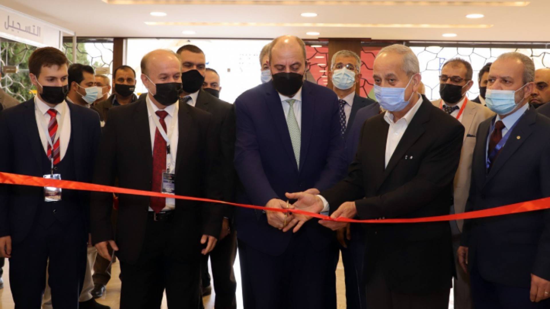 وزير الصناعة والتجارة والتموين يوسف الشمالي (وسط الصورة) يفتتح معرض الصناعات الأردنية