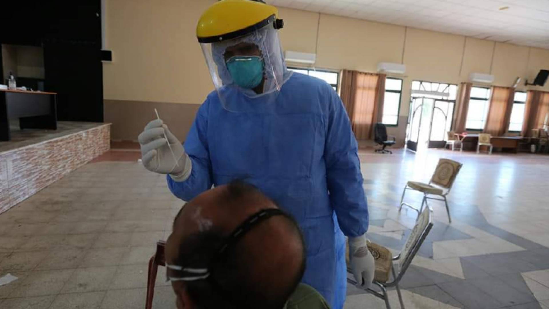 إجراء فحص PCR لأحد الفلسطينيين