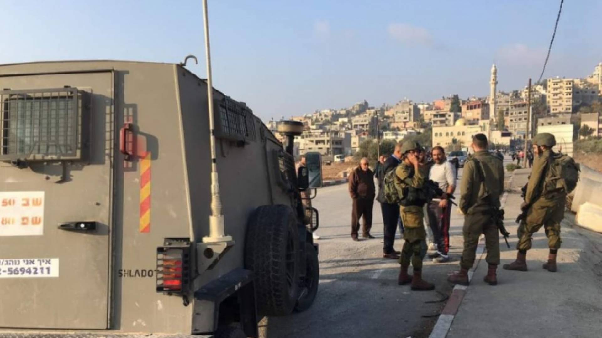 قوات الاحتلال أمام مدرسة الساوية/اللبن المختلطة جنوبي مدينة نابلس