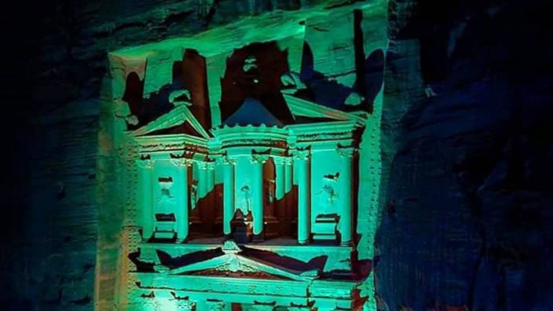 إضاءة خزنة البترا لدعم مرضى السرطان