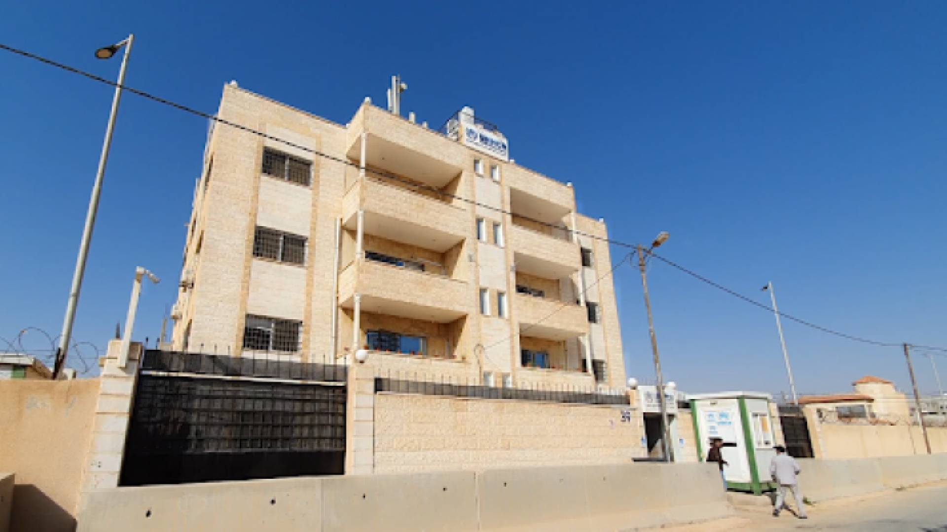 مركز لتطعيم اللاجئين السوريين في المفرق من فيروس كورونا