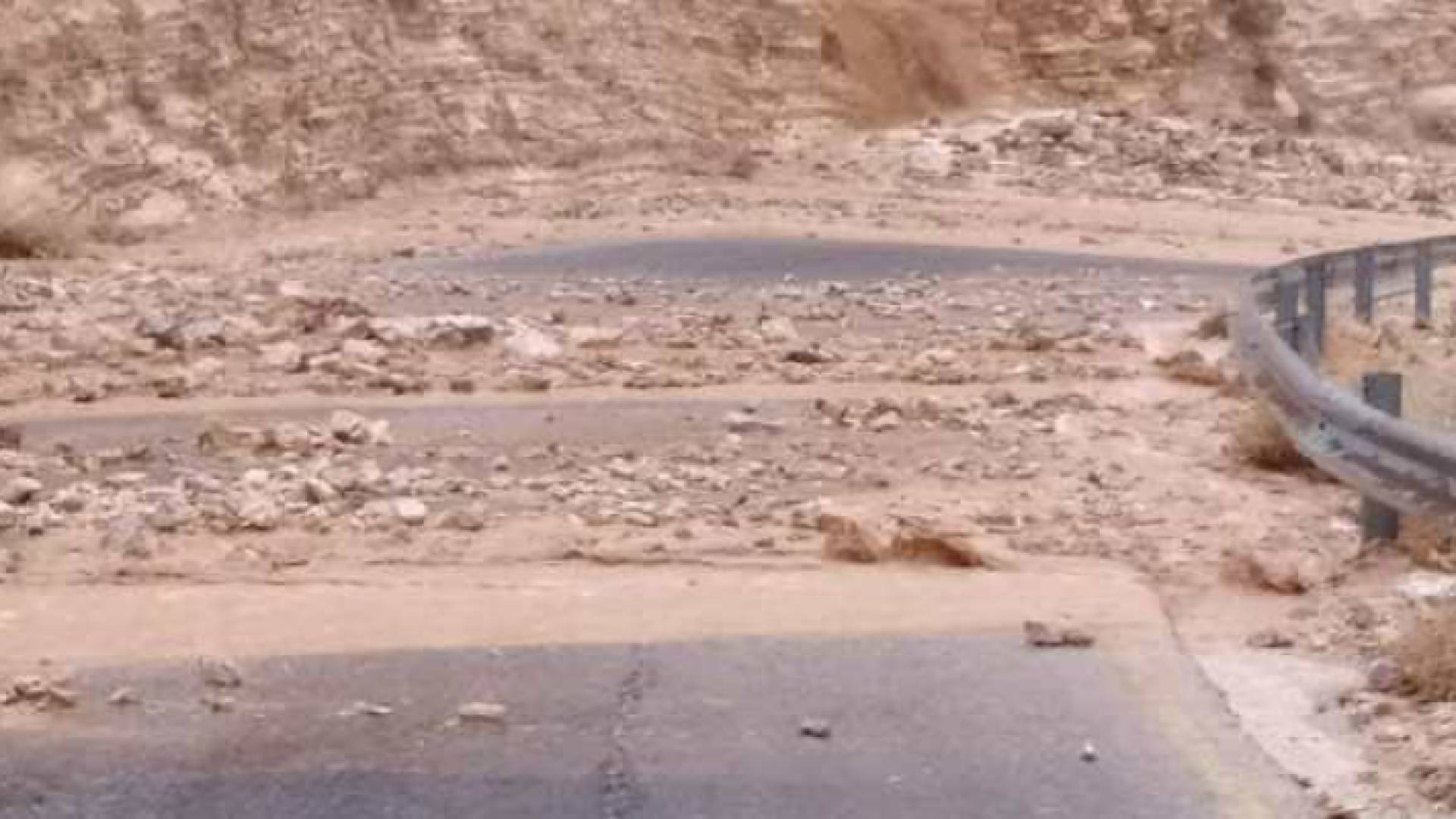 4 انهيارات صخرية طريق ذيبان - الموجب - الكرك