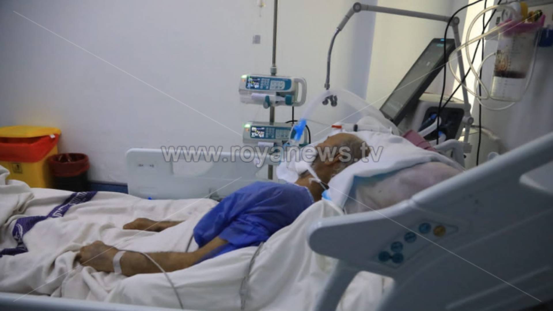 مصاب بفيروس كورونا يرقد على أحد أسرة الشفاء