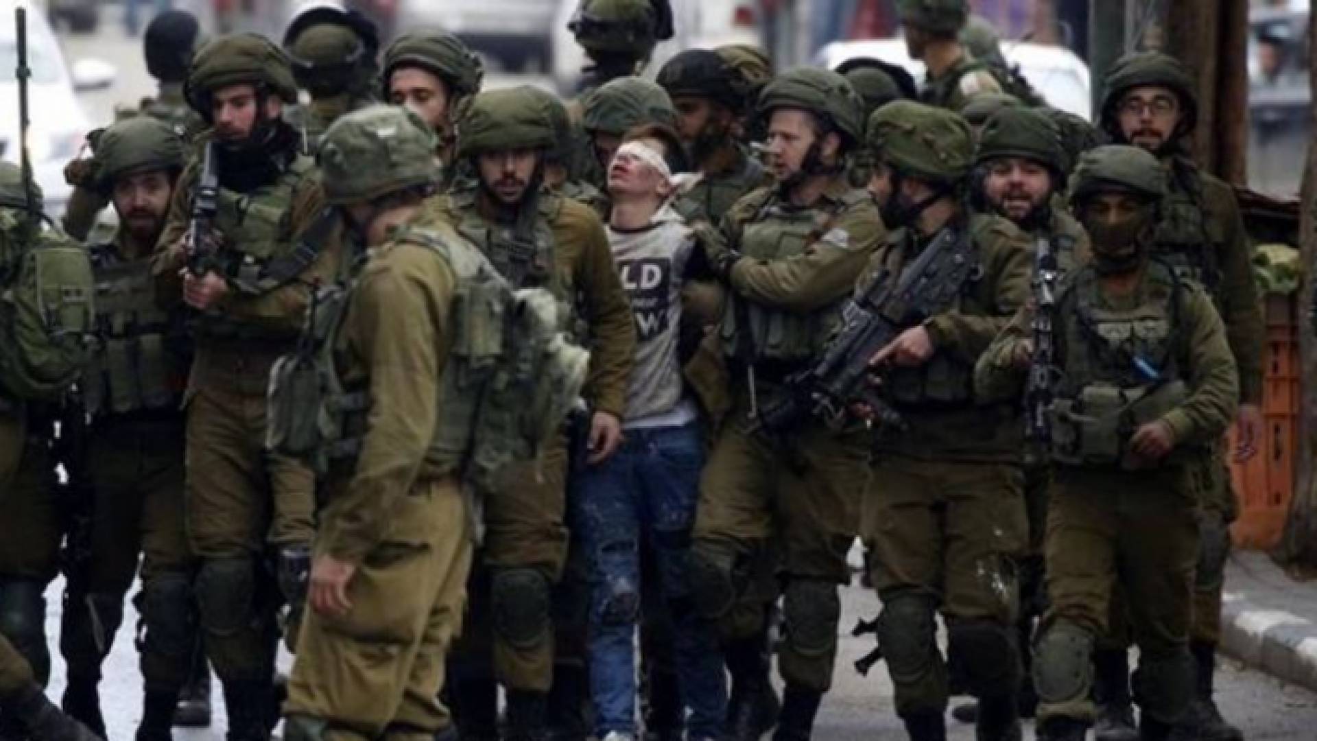 قوات الاحتلال تحيط بالطفل الفلسطيني فوزي الجندي