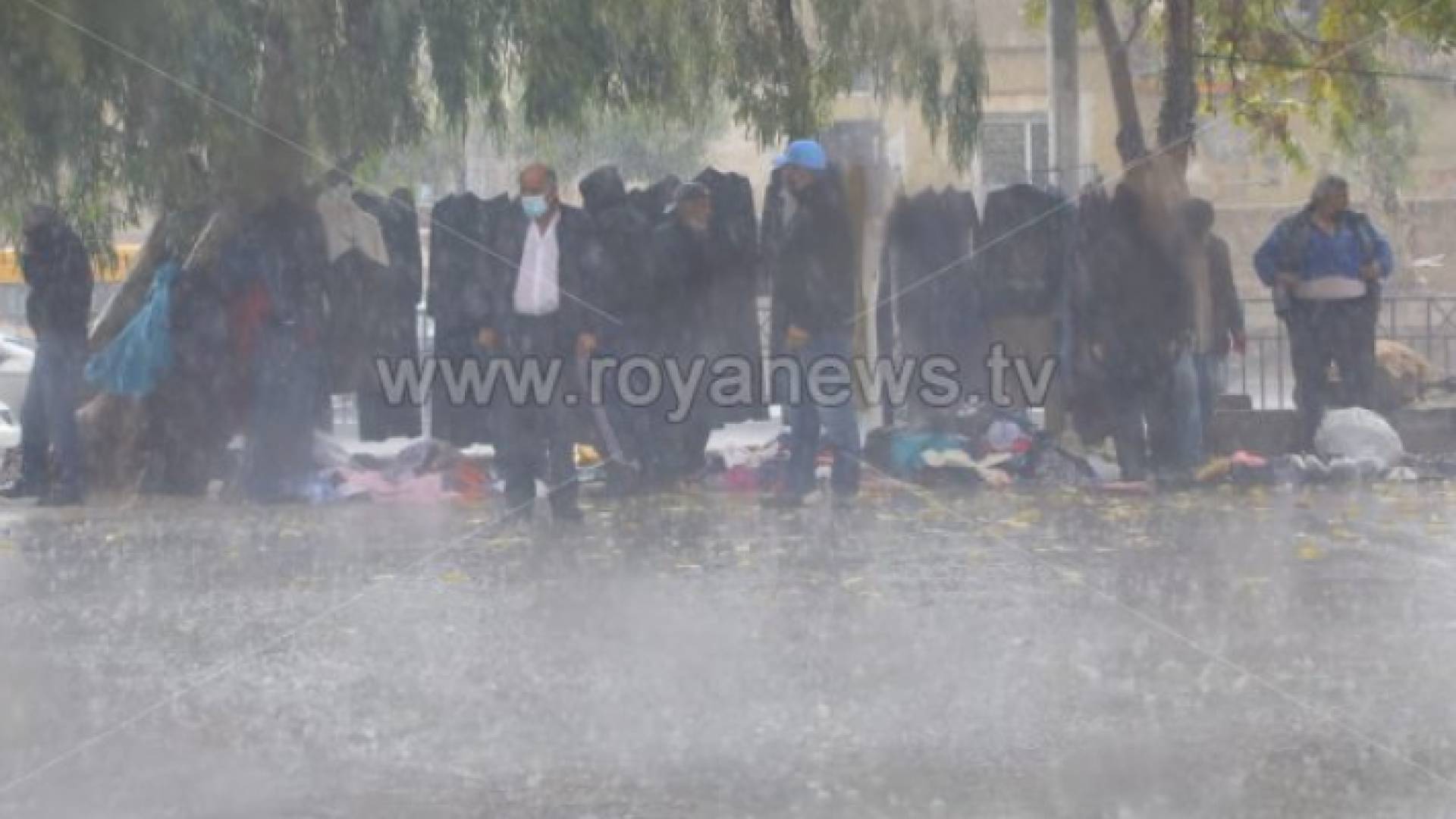 مواطنون خلال سقوط الأمطار