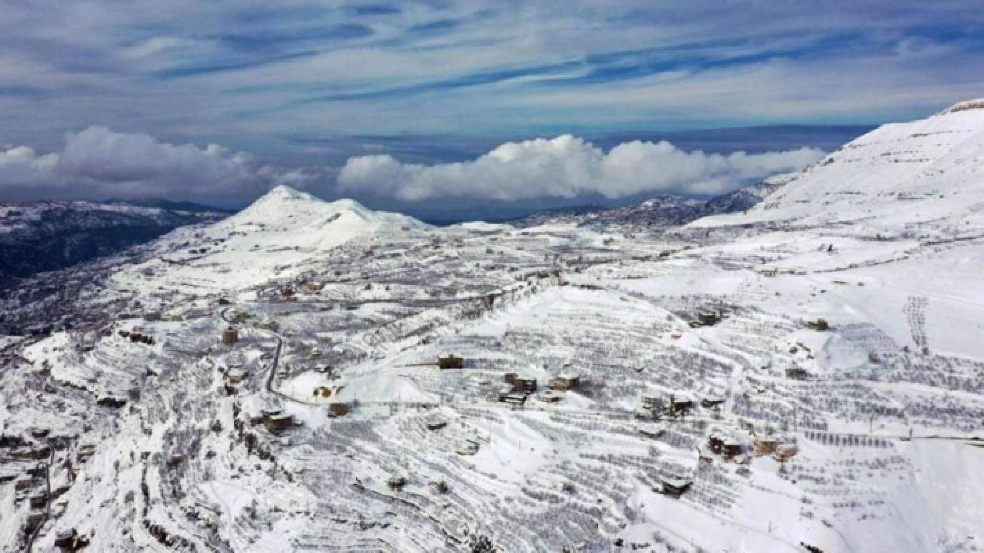 الثلوج فوق المناطق الجبلية المرتفعة