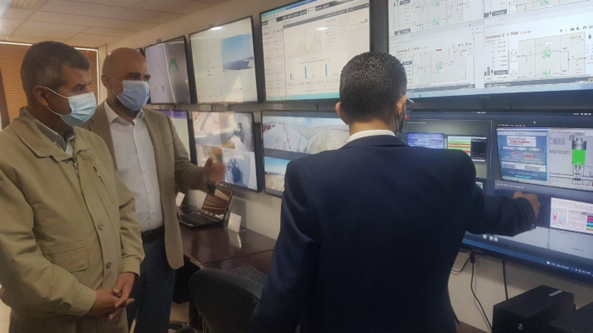 الخرابشة يستمع لشرح في شركة السمرا