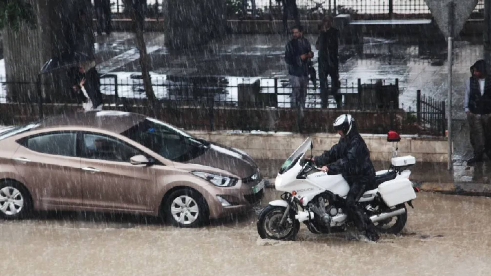 رجال السير خلال إحدى المنخفضات