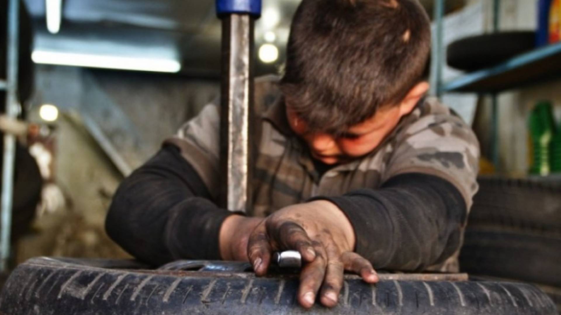 طفل يعمل في أحد محلات إصلاح الإطارات - أرشيفية