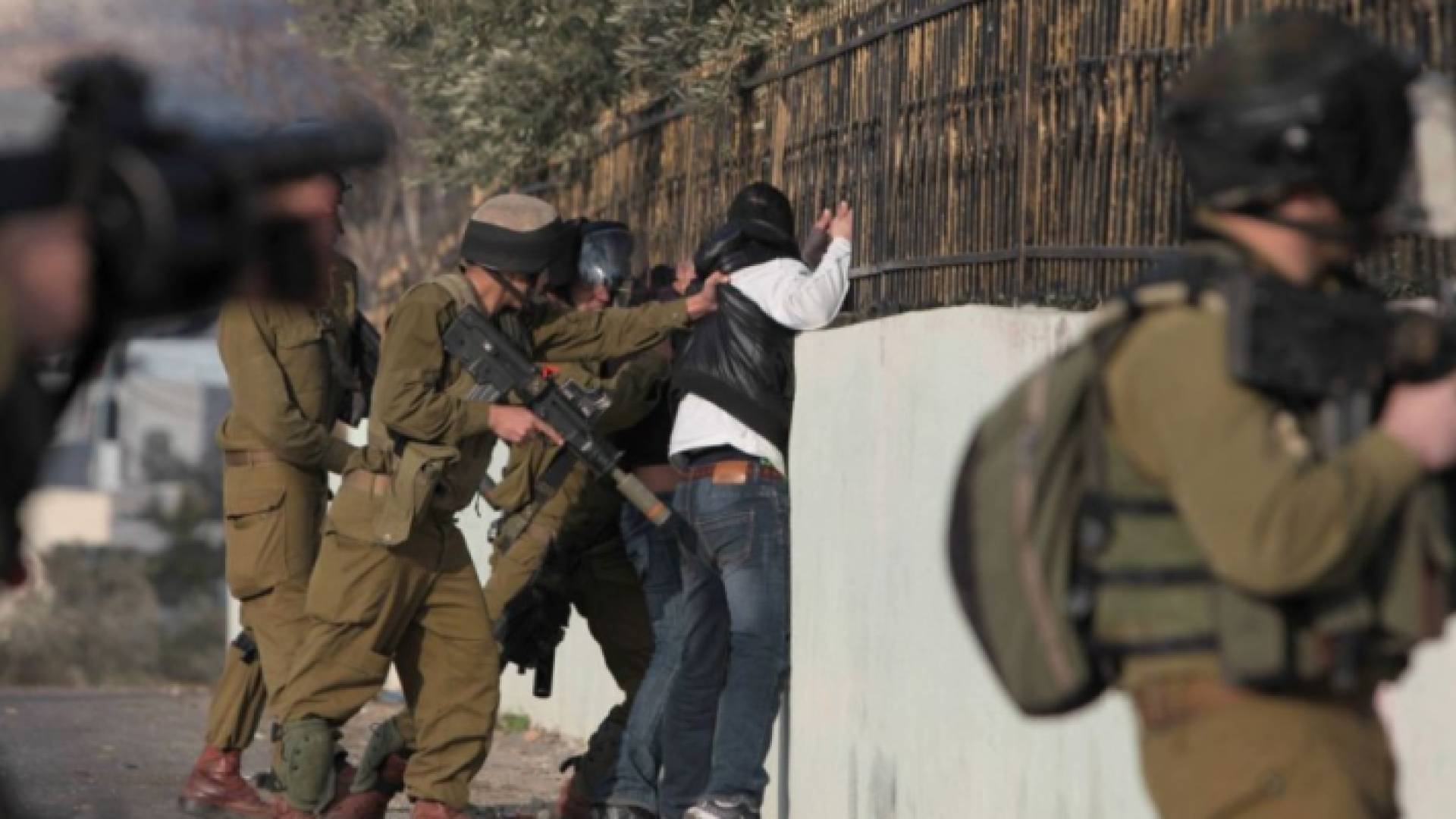 قوات الاحتلال الإسرائيلي تعتقل شابين فلسطينيين - أرشيفية