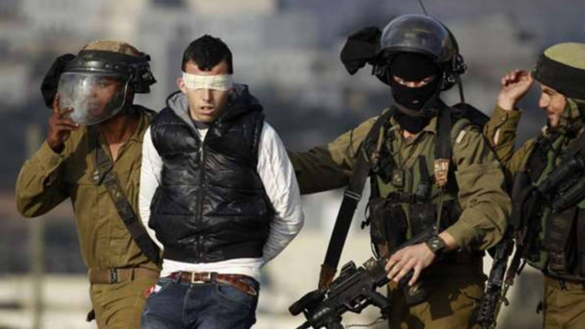 الاحتلال يعتقل شابا فلسطينيا