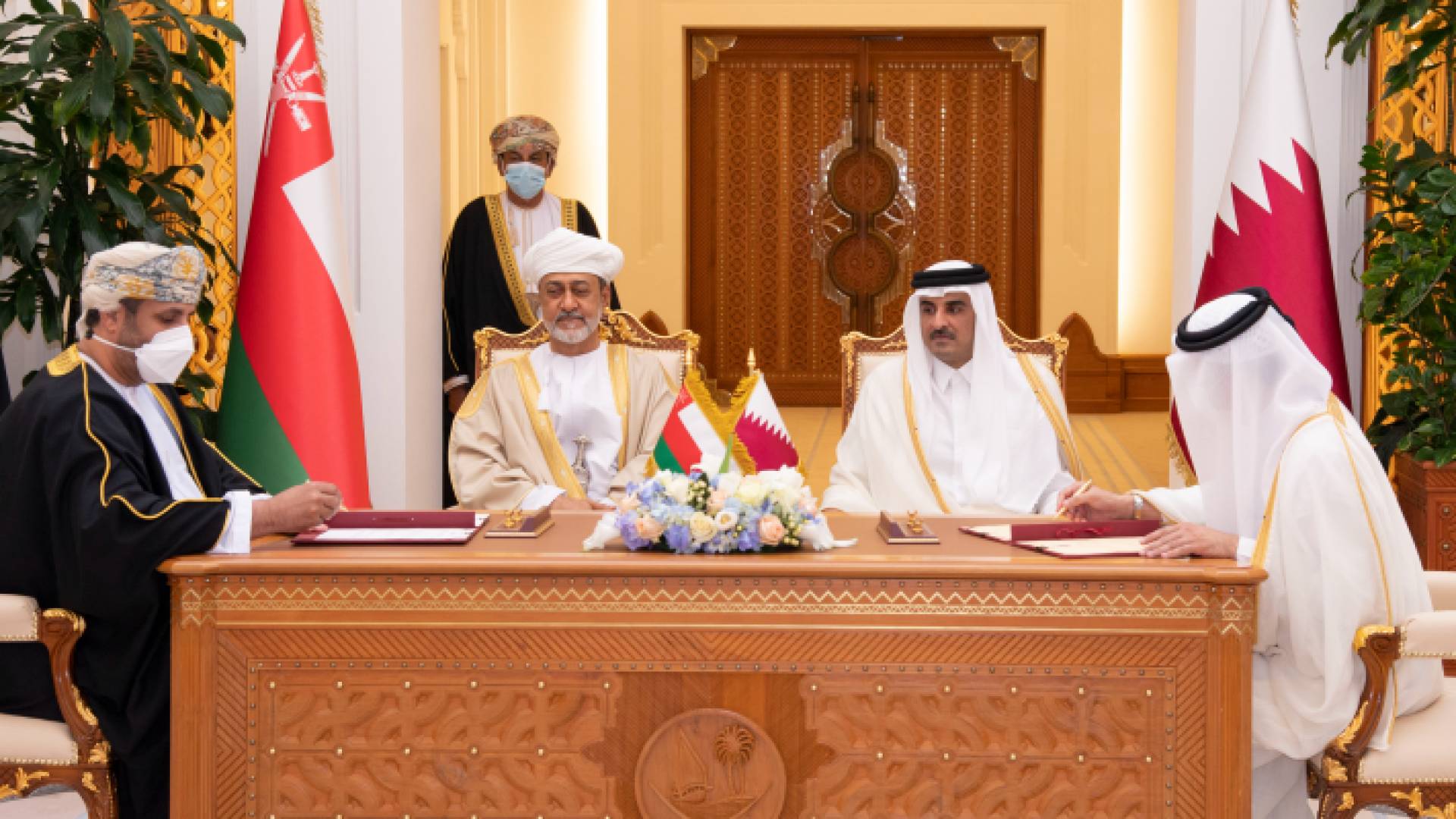 جانب من توقيع الاتفاقيات بحضور أمير قطر الشيخ تميم بن حمد آل ثاني وسلطان عمان هيثم بن طارق