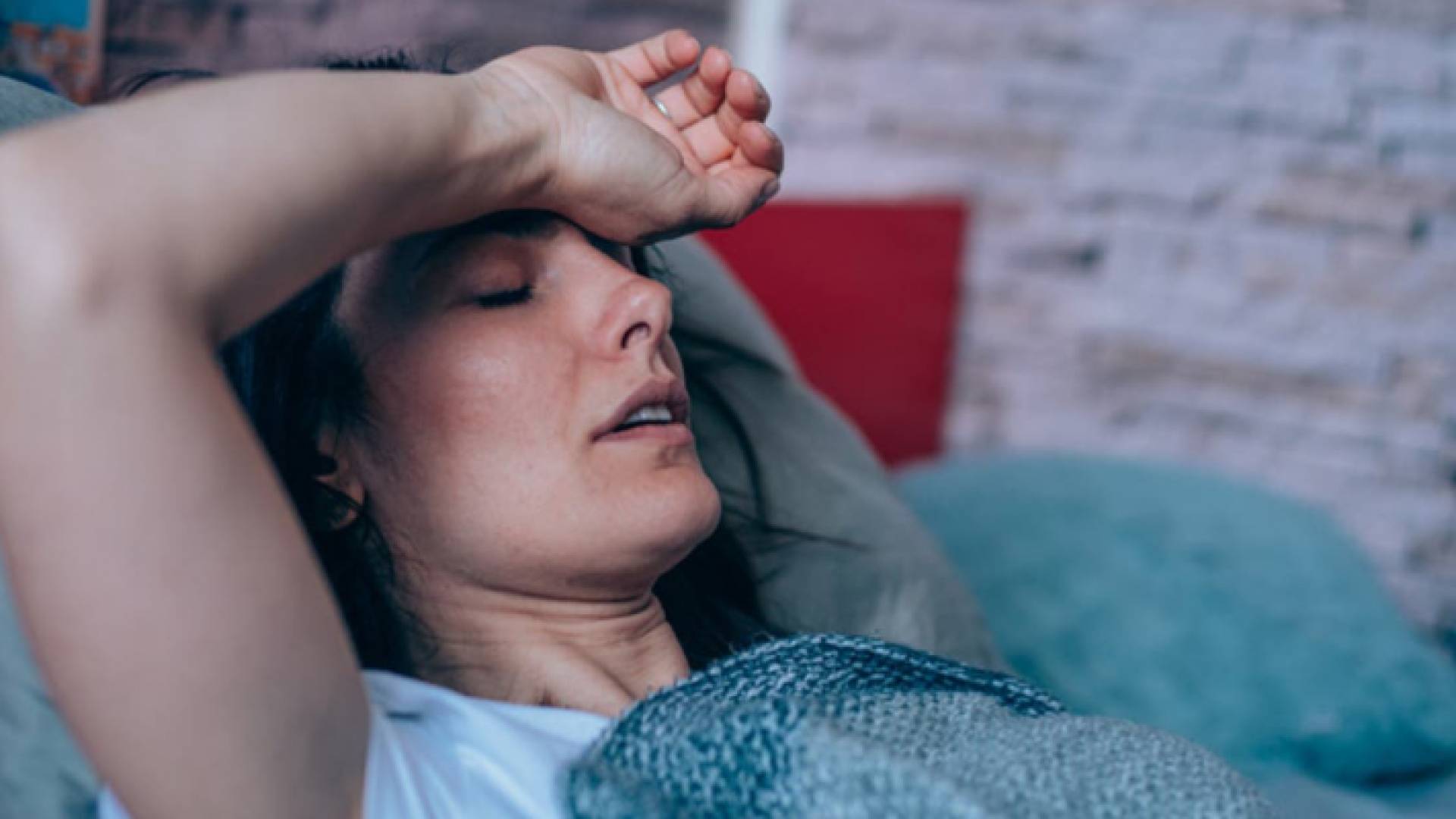 سيدة تعاني التعب والإرهاق - تعبيرية