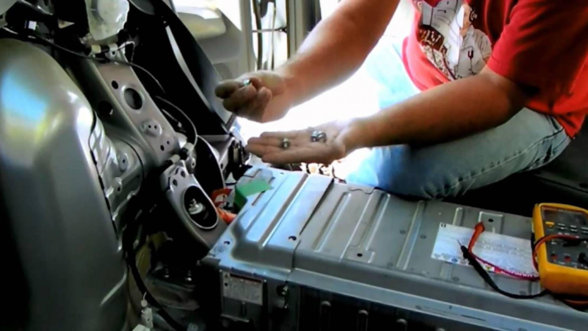 تغيير بطارية مركبة