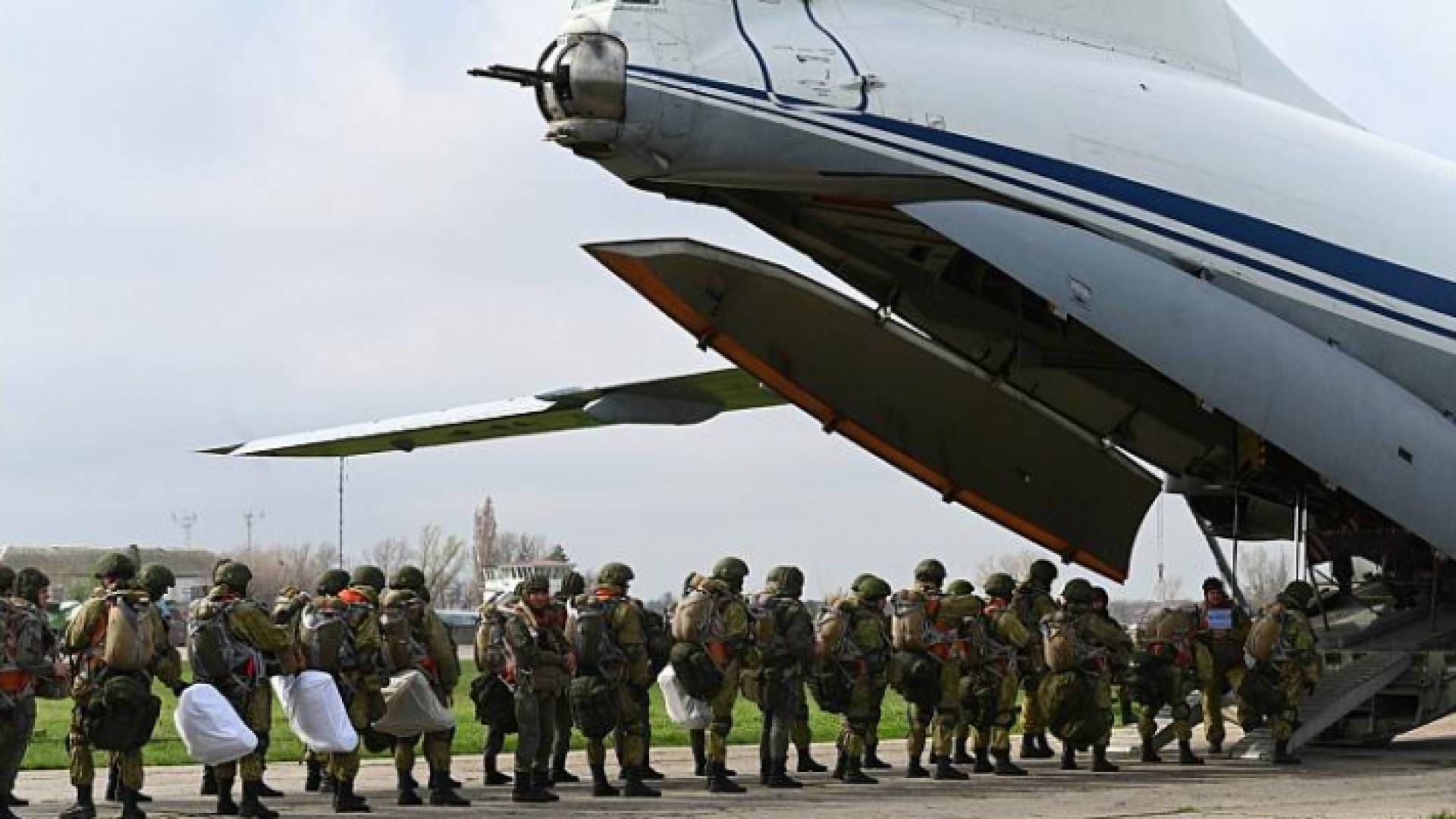 تحميل مظليين روس في طائرة لإجراء تدريبات محمولة جوا خلال مناورات في تاغانروغ في روسيا