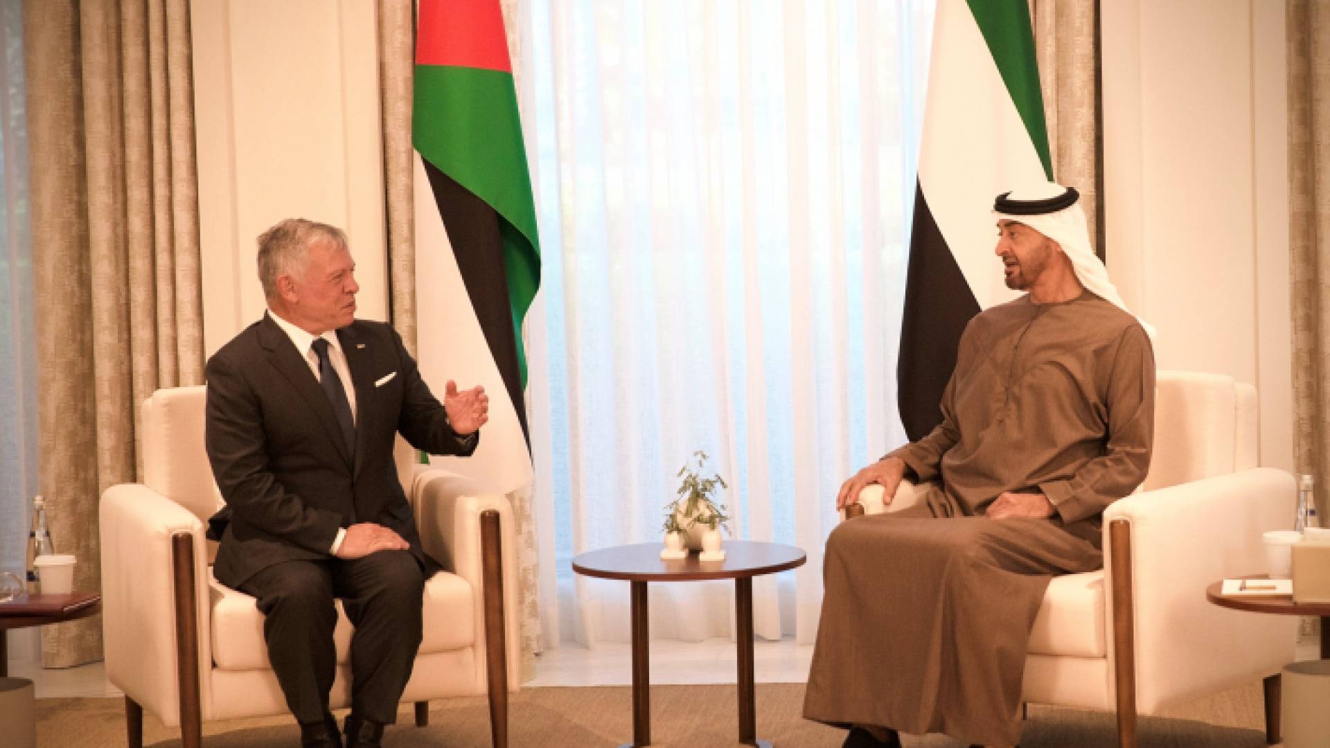 الملك يجري مباحثات مع ولي عهد أبوظبي