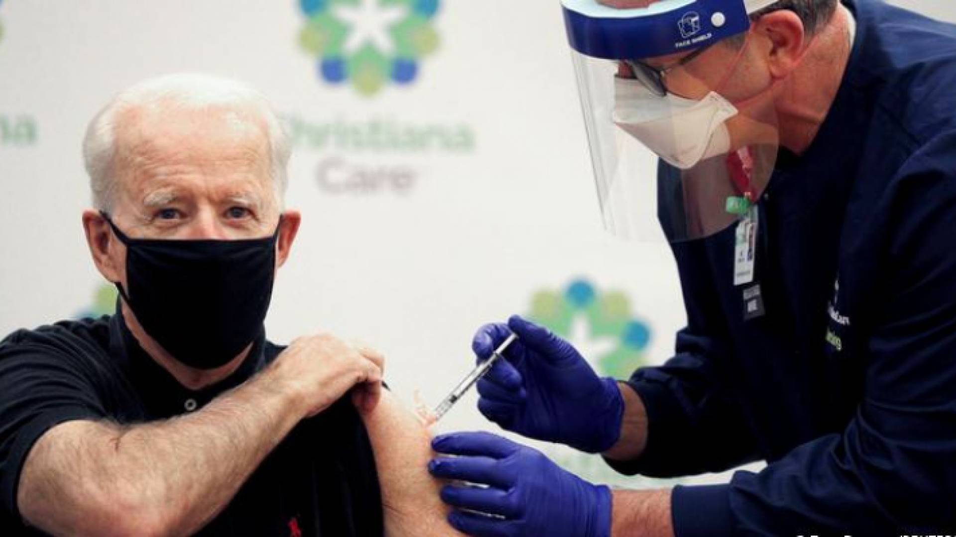 بايدن يتلقى اللقاح