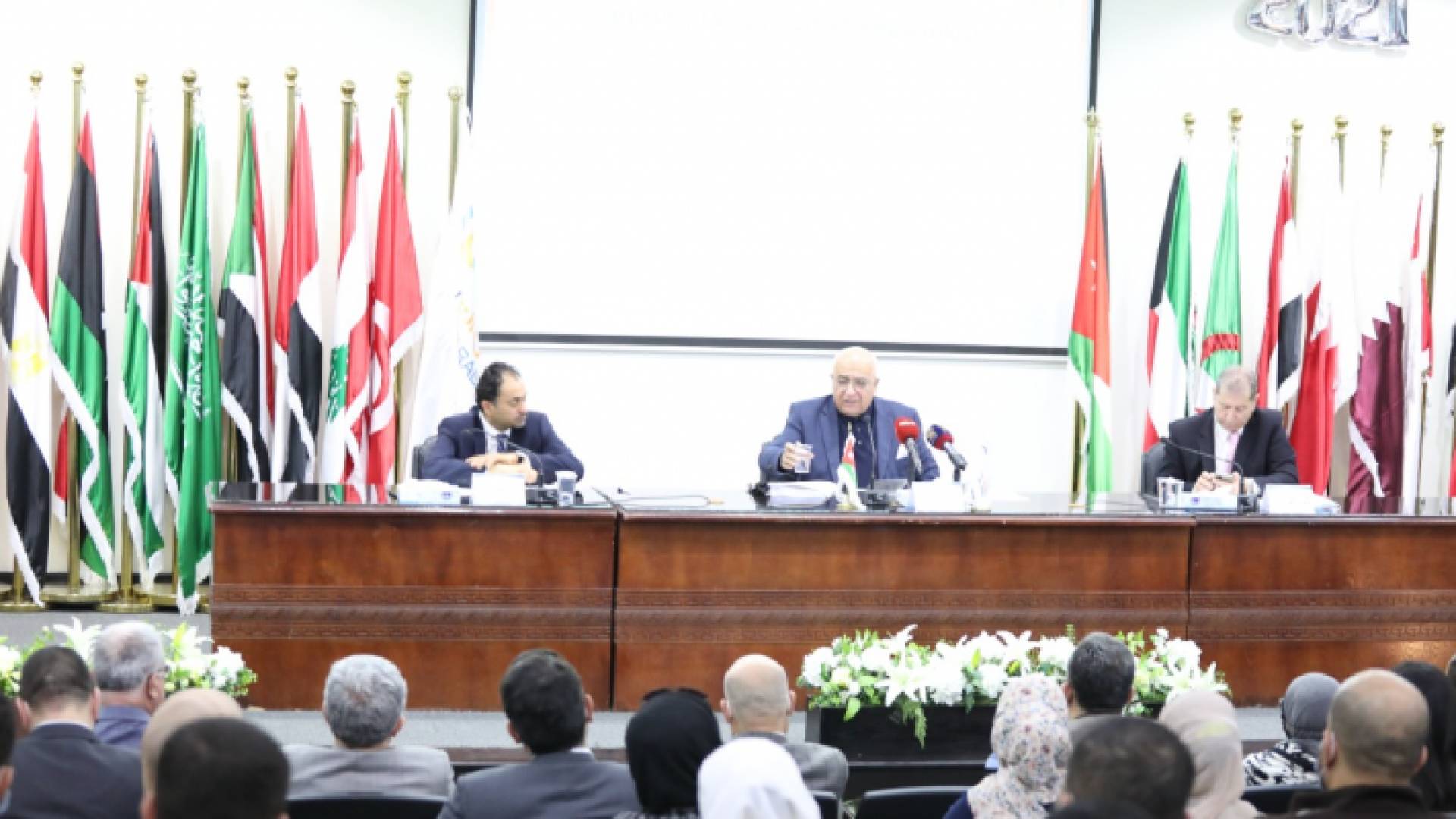 وزير الشؤون السياسية والبرلمانية موسى المعايطة (وسط) الصور يتحدث في جلسة حوارية في جامعة عمّان العربية