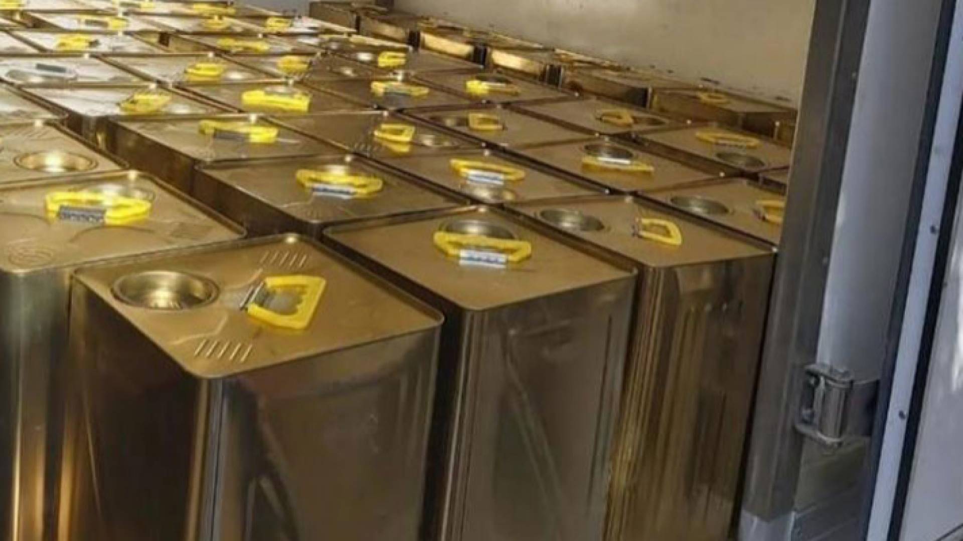 تنكات زيت زيتون - ارشيفية