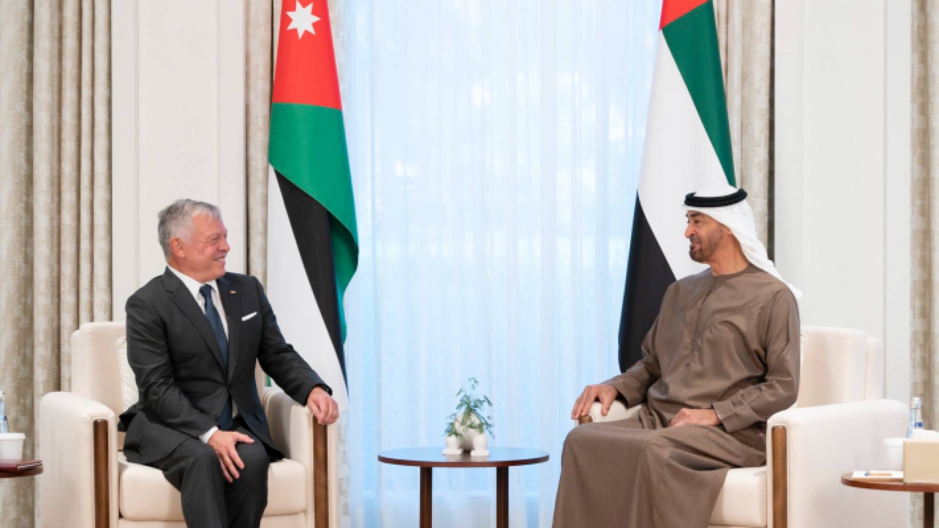 جلالة الملك عبد الله الثاني (يسار) ومحمد بن زايد (يمين)