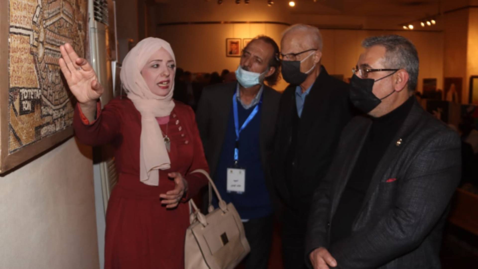 جانب من افتتاح معرض "ريشة وقضية"