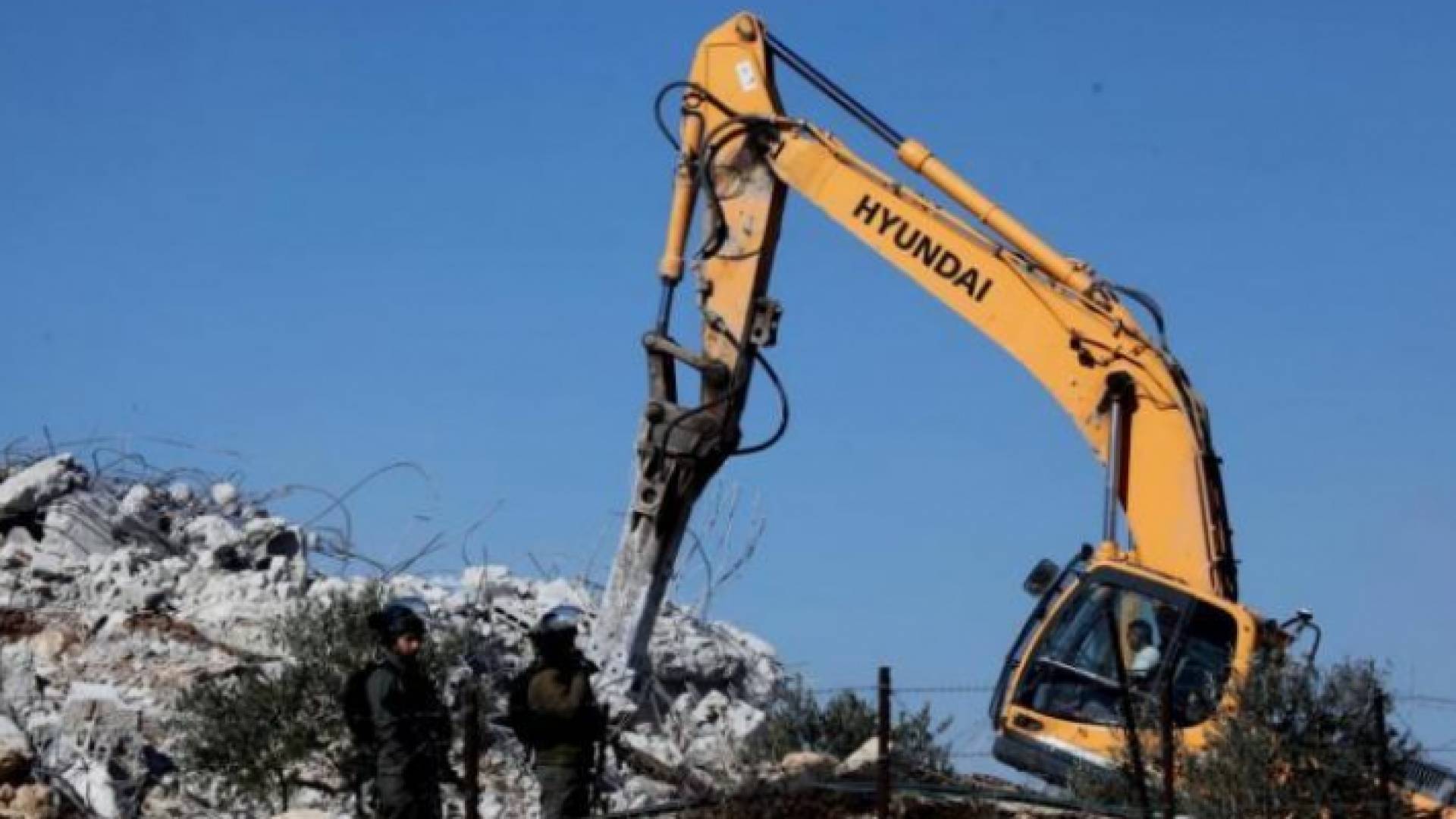 الاحتلال الإسرائيلي يهدم منزلا ويخطر بهدم آخرين