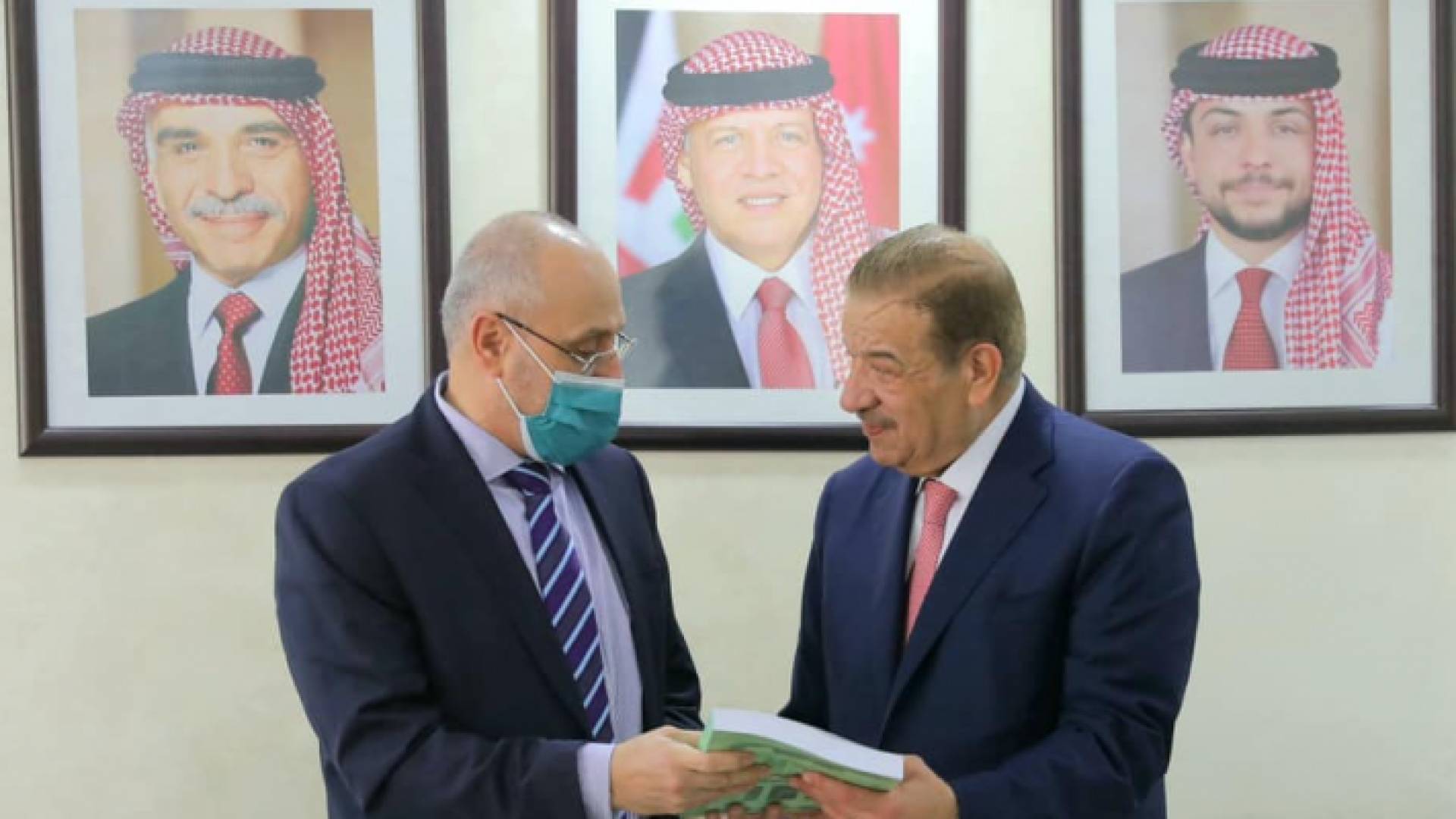 الدغمي يتسلم تقرير ديوان المحاسبة من حداد