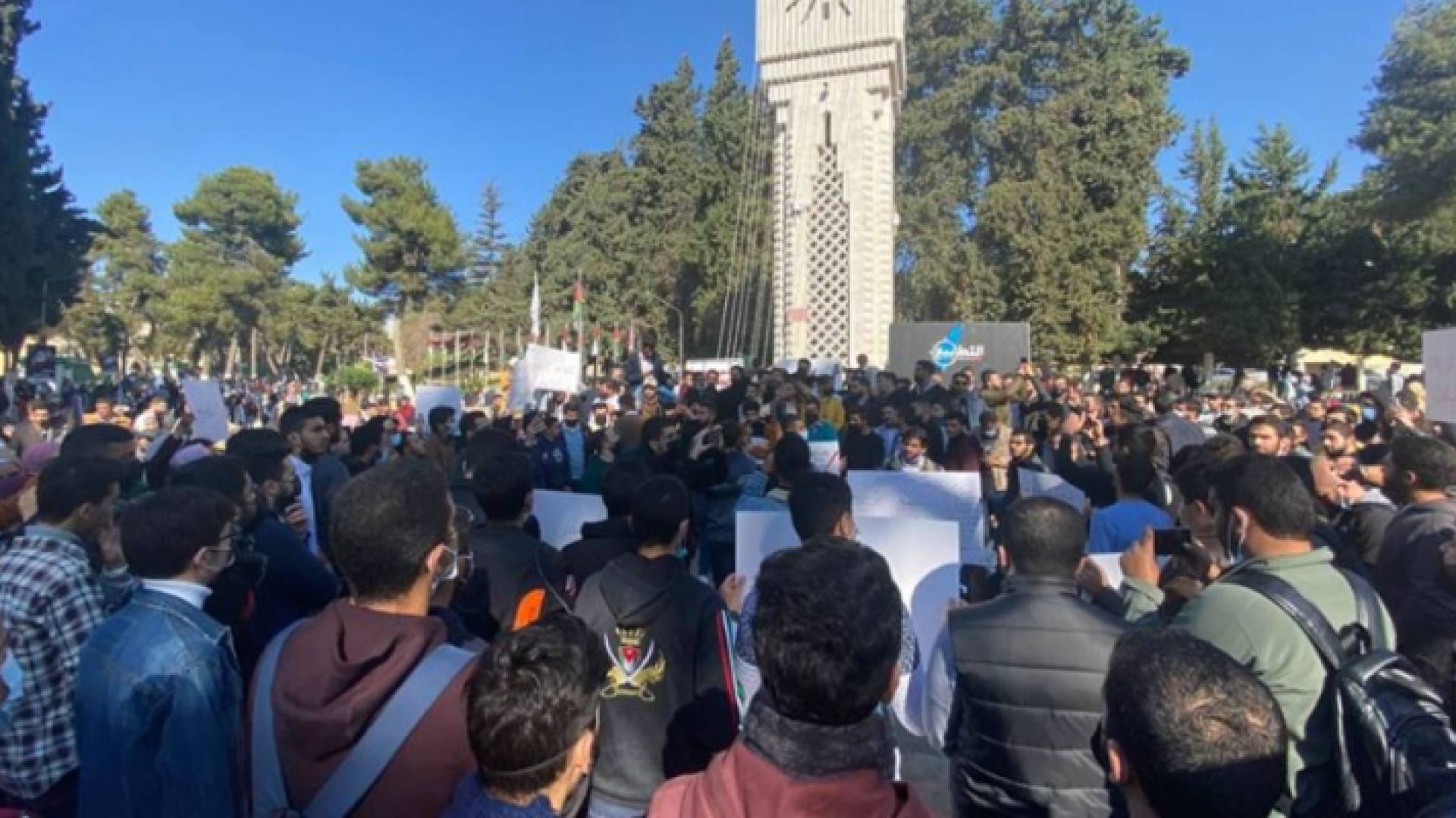 تجمع طلابي في ساعة الساعة بالجامعة الأردنية - من صفحة أهل الهمة/ فيسبوك