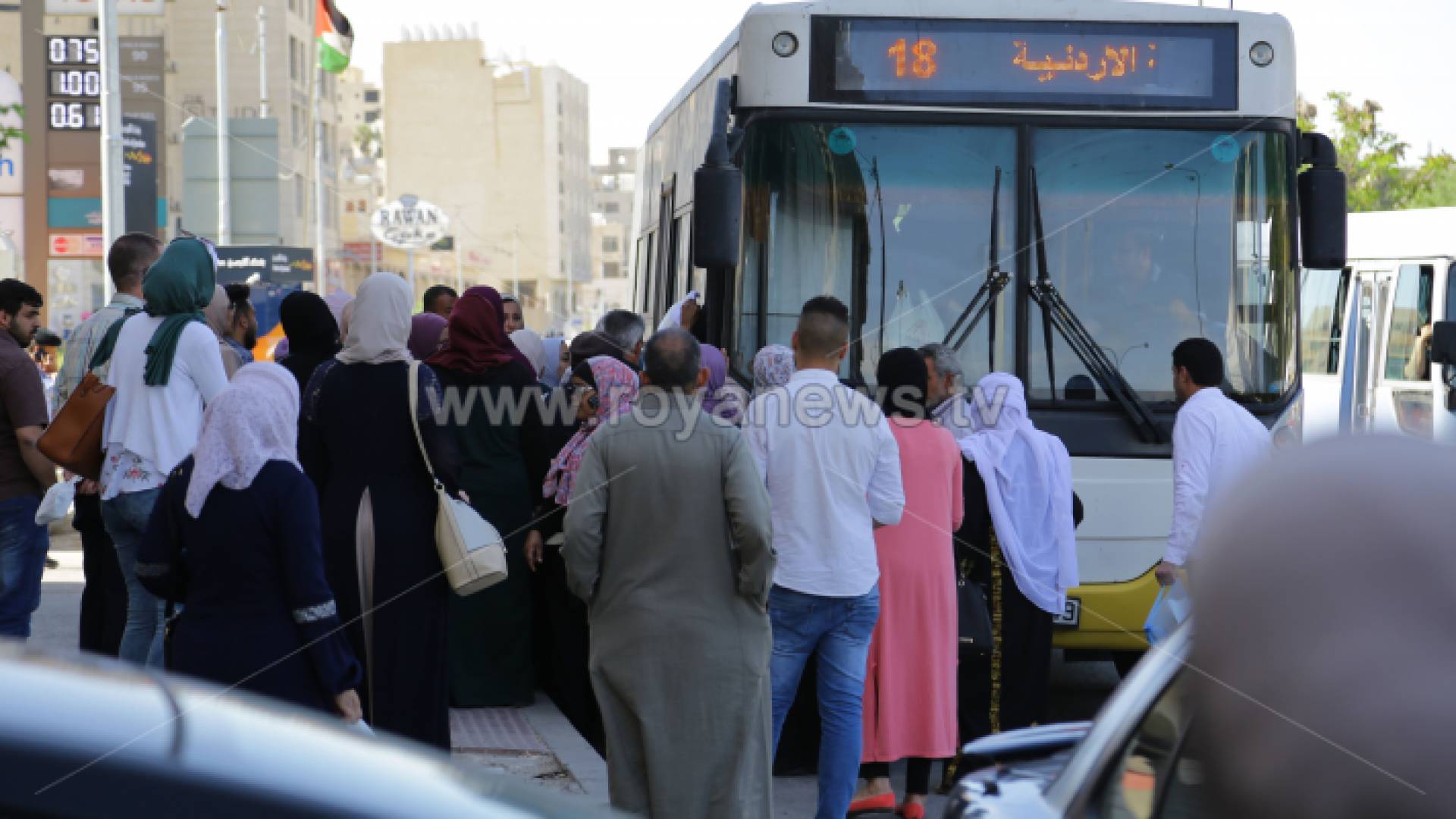 مواطنون متجمعون حول أحد باصات النقل العام