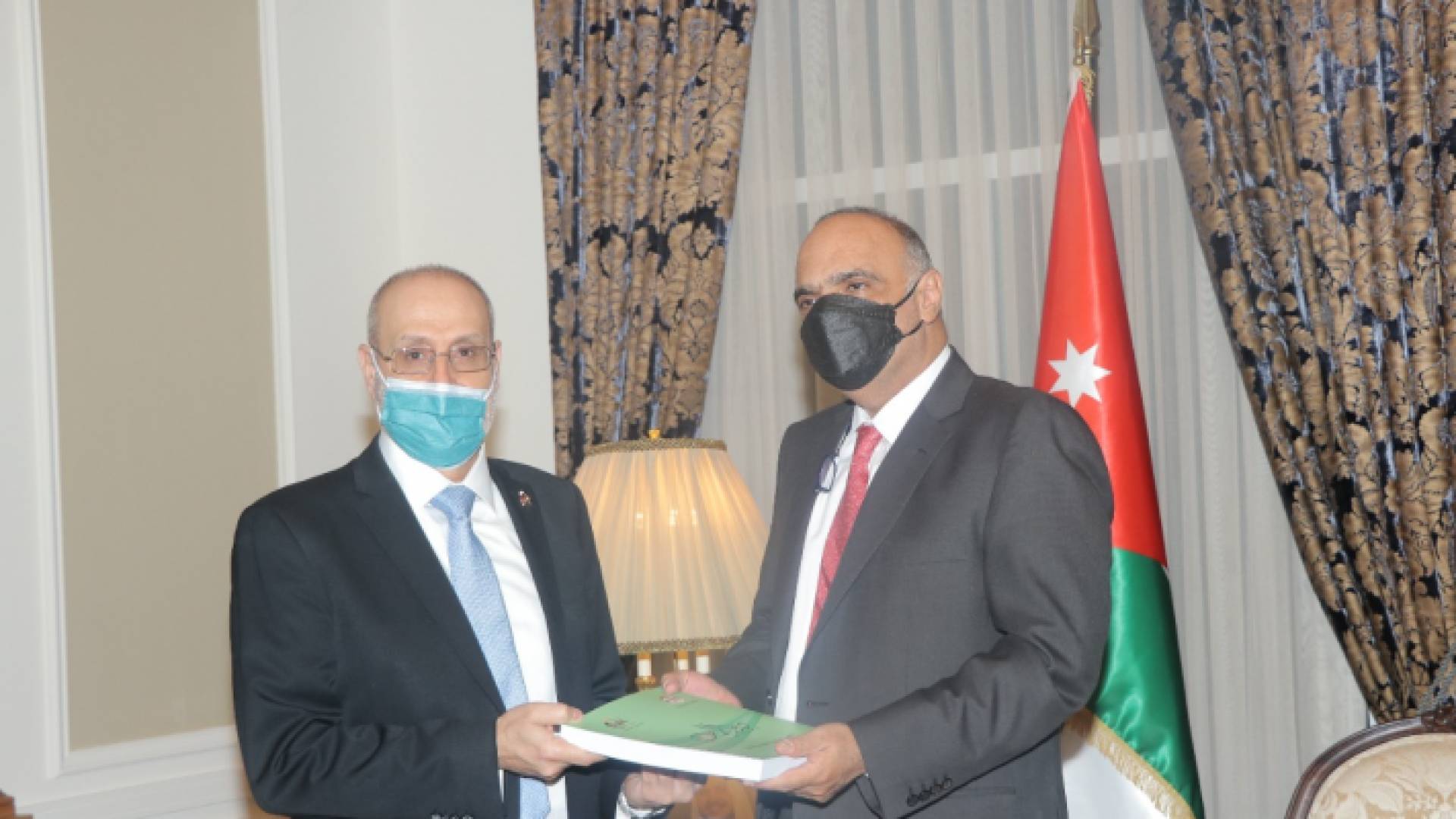 رئيس الوزراء يتسلم نسخة من تقرير ديوان المحاسبة