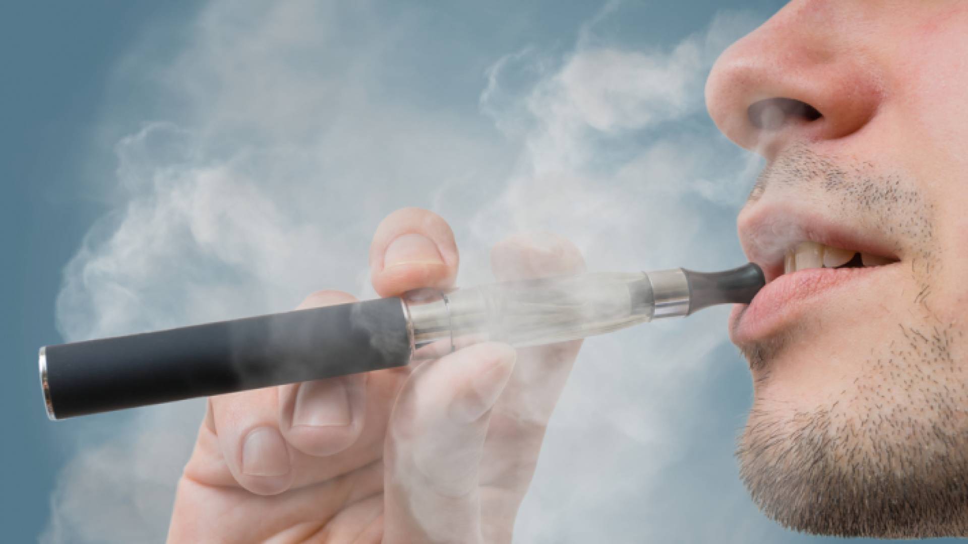 دراسة: ضرر السيجارة الإلكترونية يتساوى مع مثيلتها التقليدية