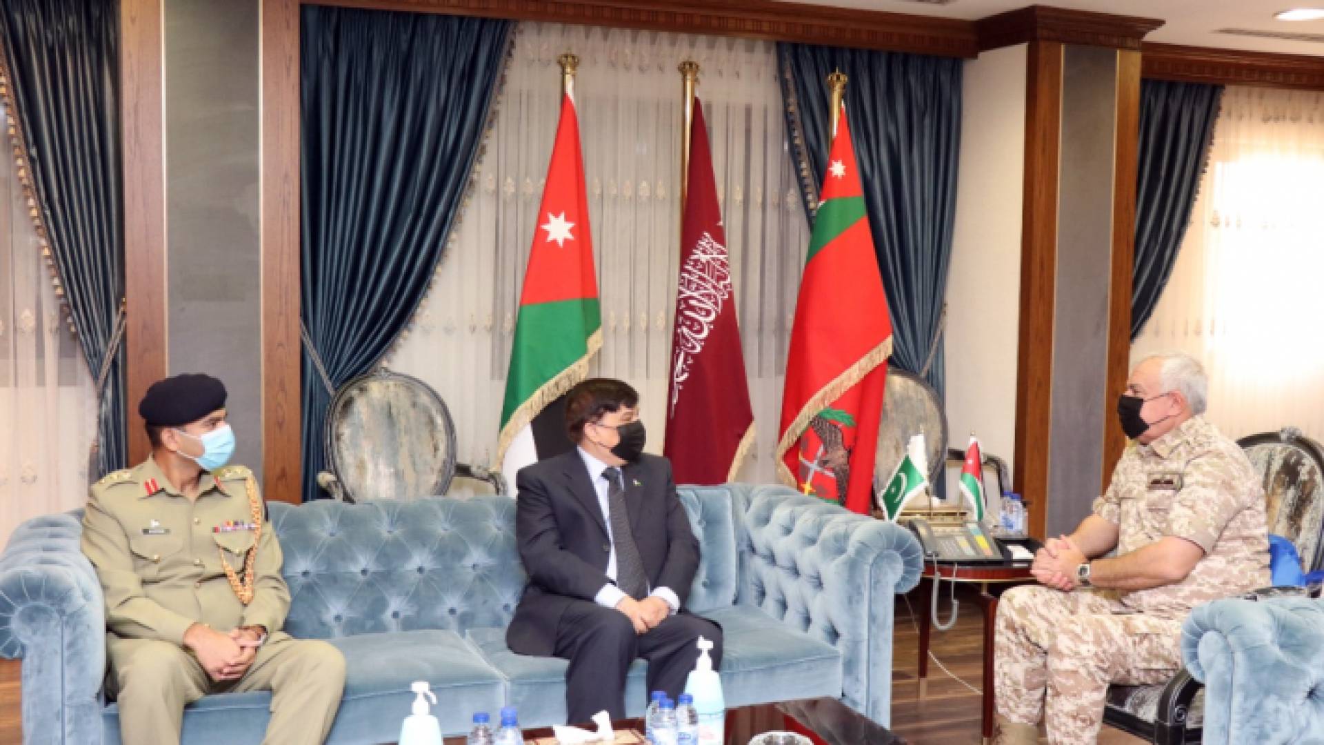 رئيس هيئة الأركان المشتركة اللواء الركن الحنيطي والسفير الباكستاني