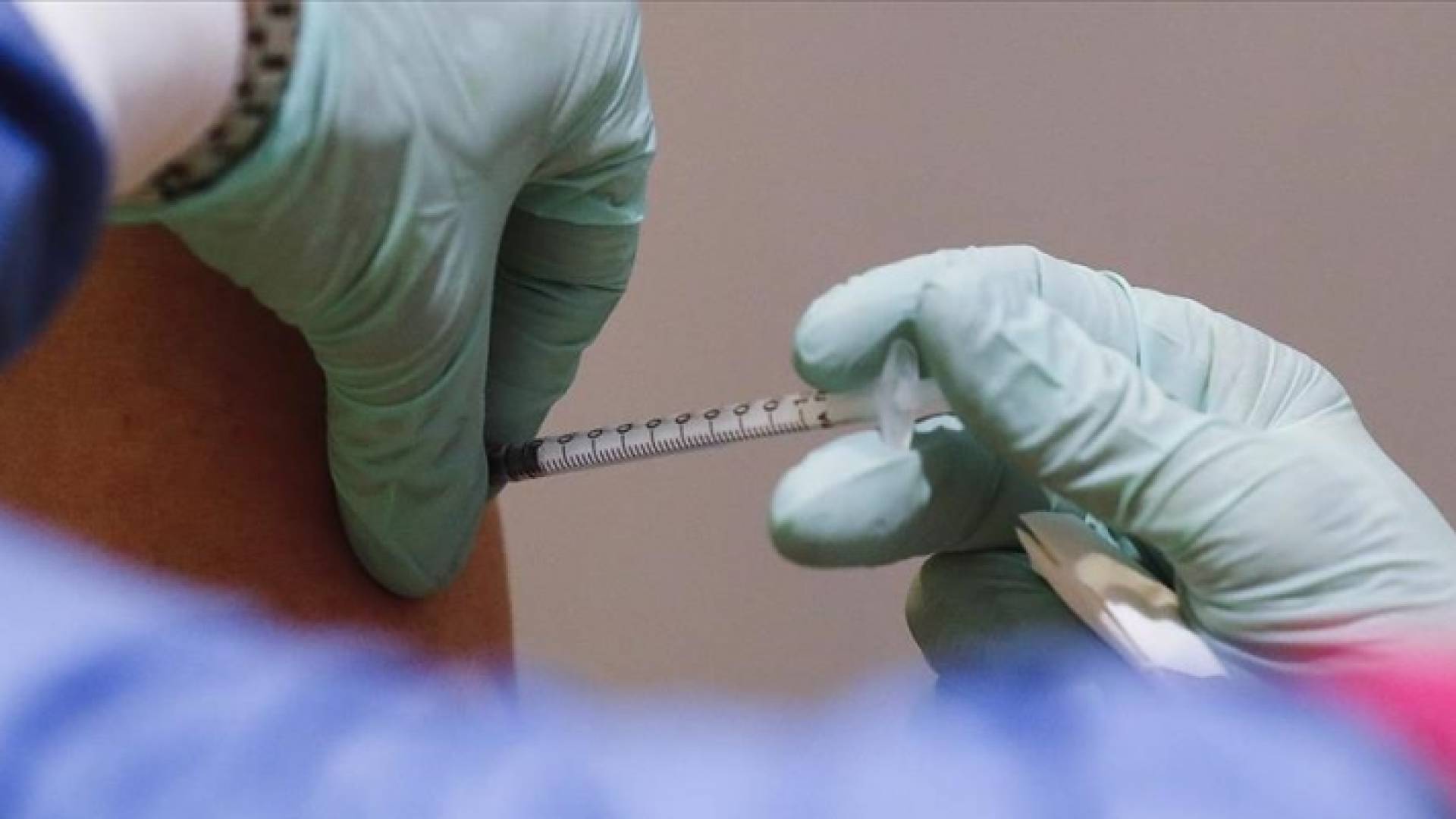 التربية: 230 طالبا وطالبة في عمّان تلقوا لقاح كورونا