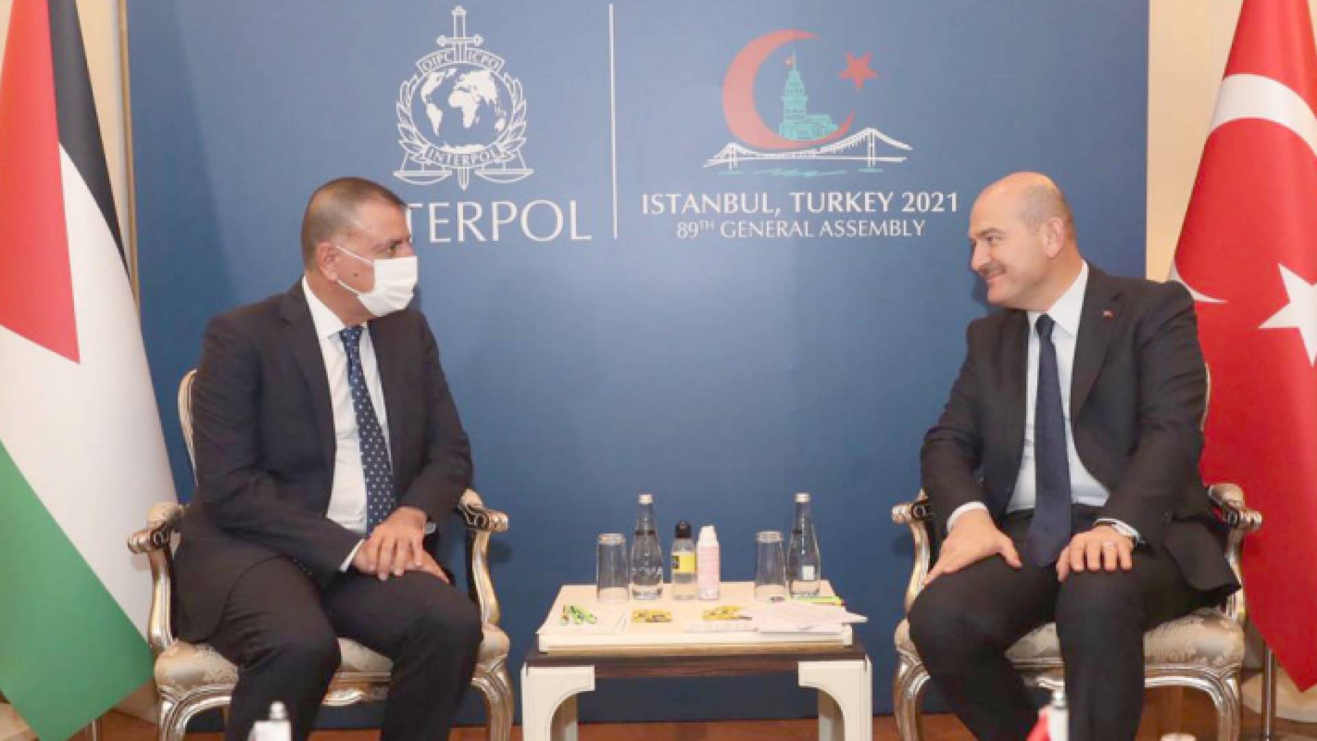 وزير الداخلية مازن الفراية (يسار) ووزير الداخلية التركي سليمان صويلو (يمين)