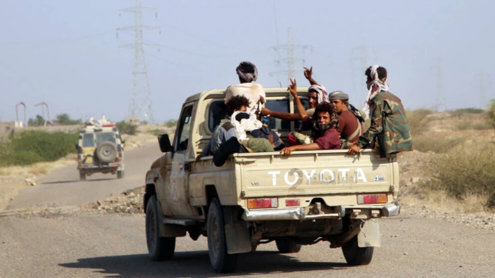 مقاتلون موالون للحكومة اليمنية جنوب مدينة المدينة في غرب اليمن- ا ف ب