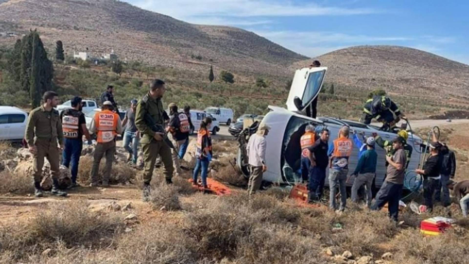 انقلاب المركبة واصابة فلسطيني وبنه - معا