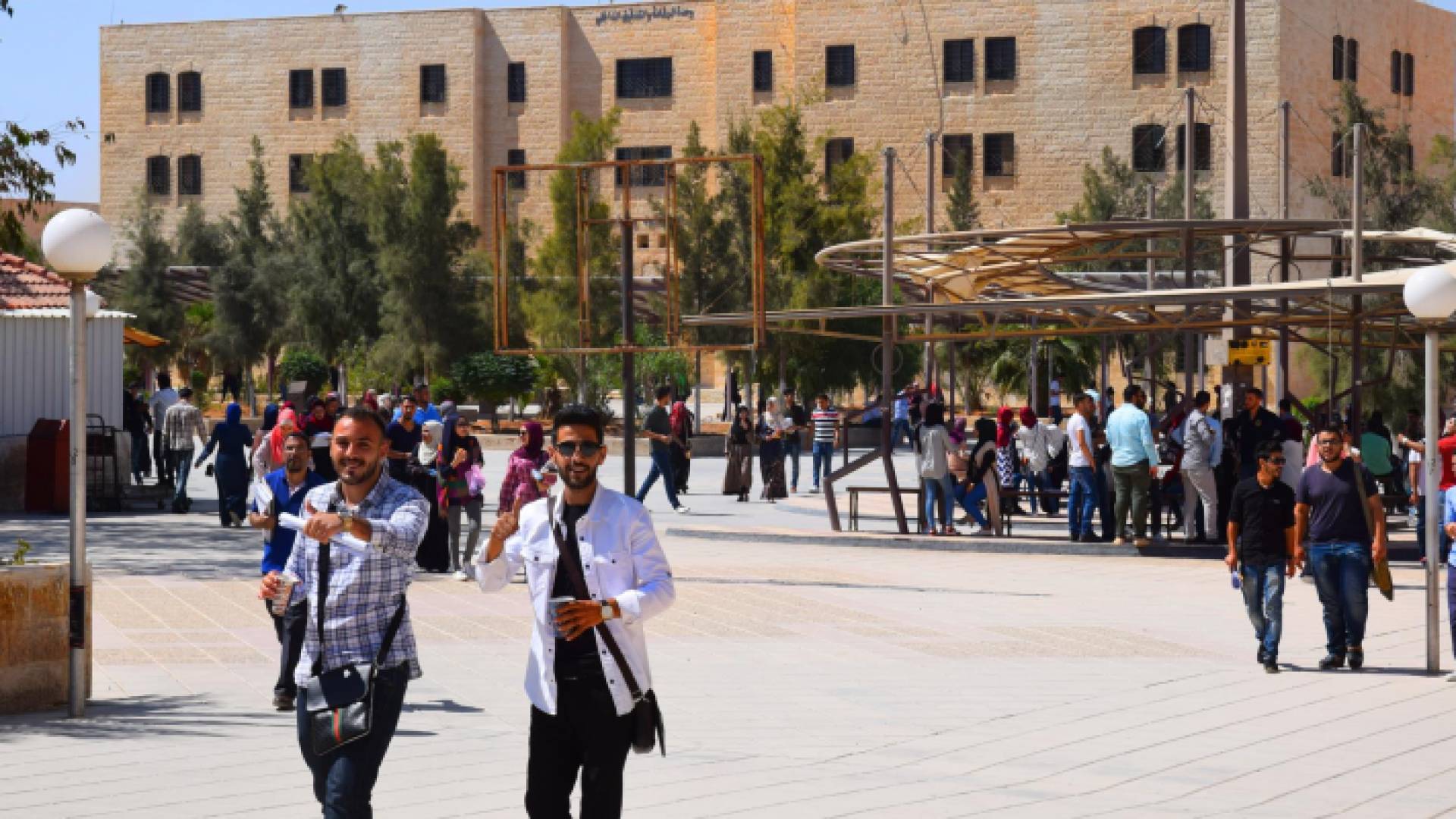 طلبة داخل الحرم الجامعي - ارشيفية