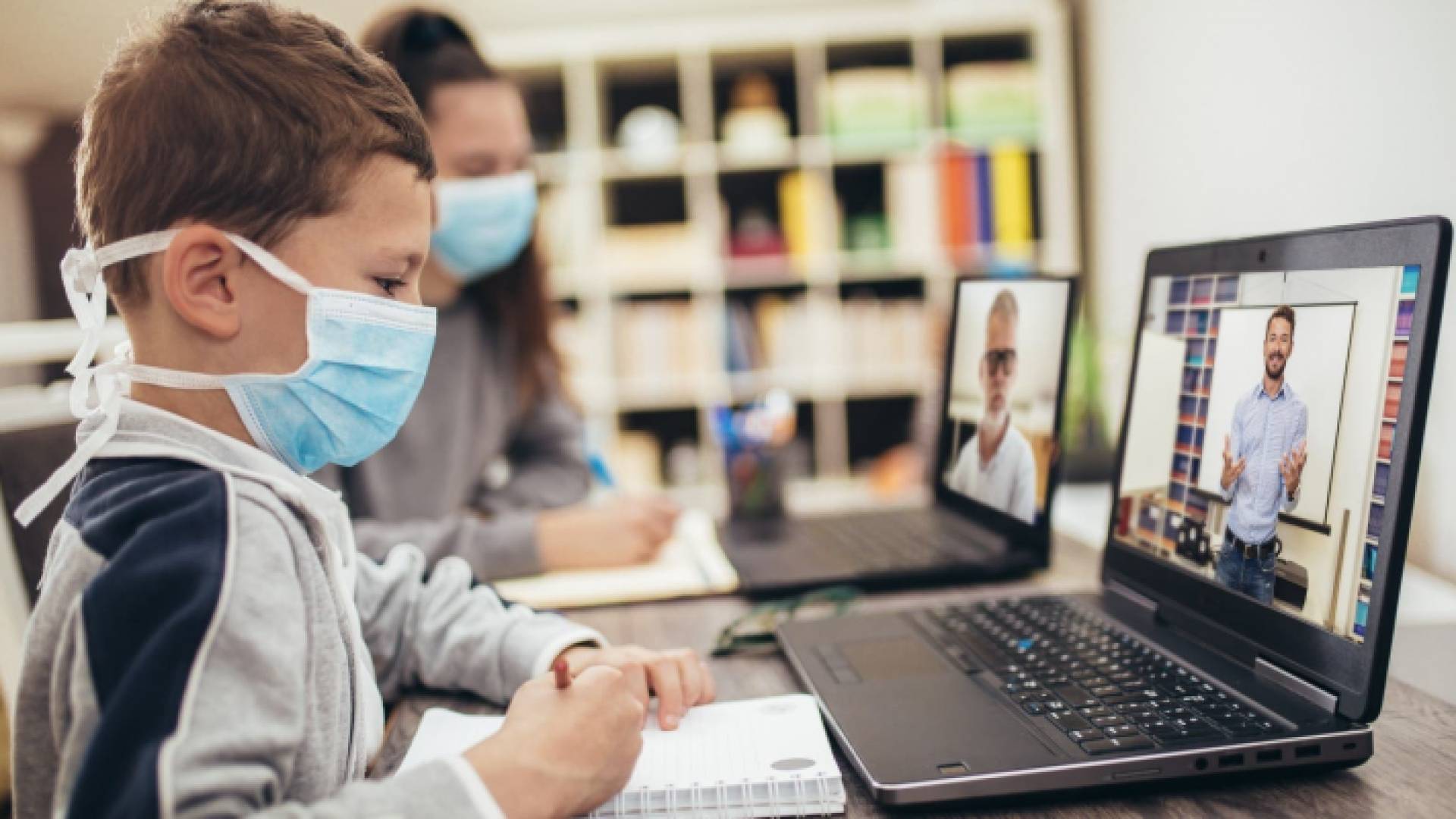 طفل يتعلم عن بُعد