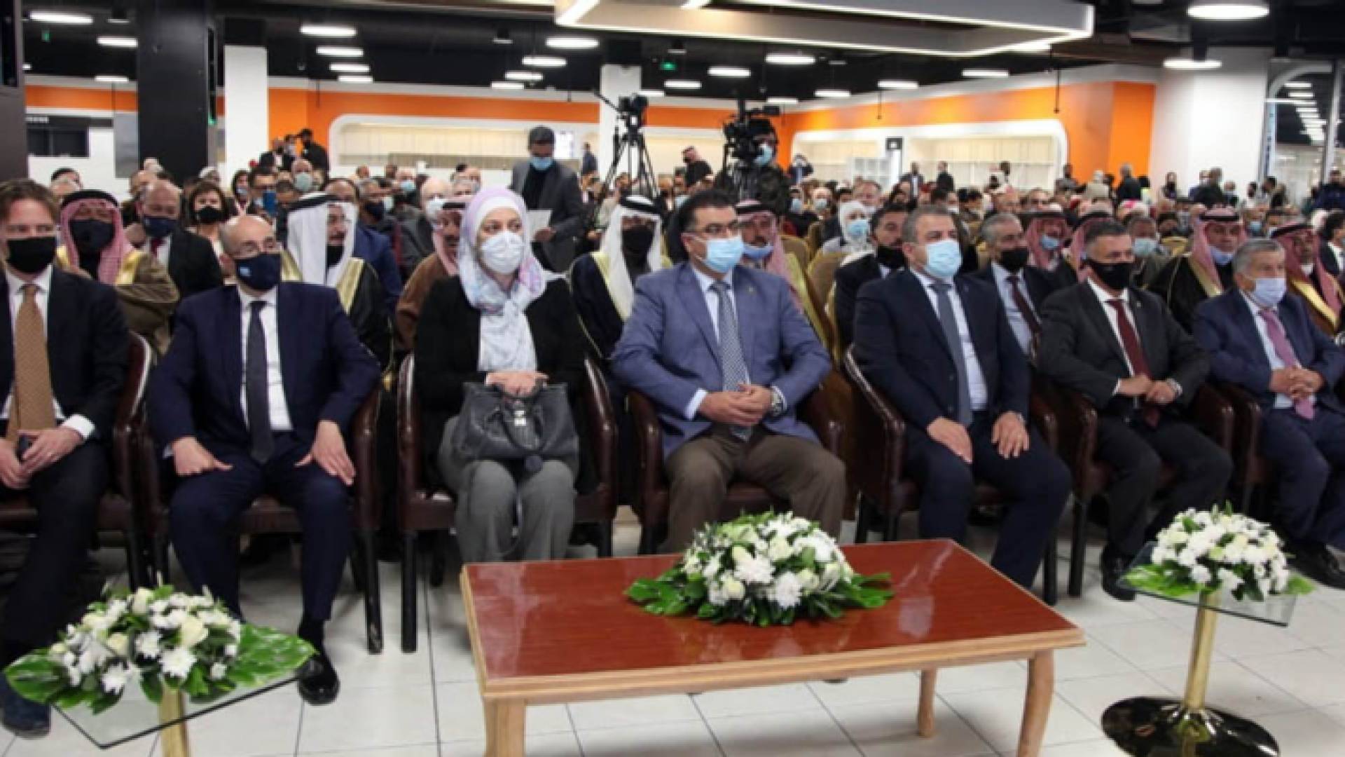 وزير الزراعة خالد حنيفات (وسط)