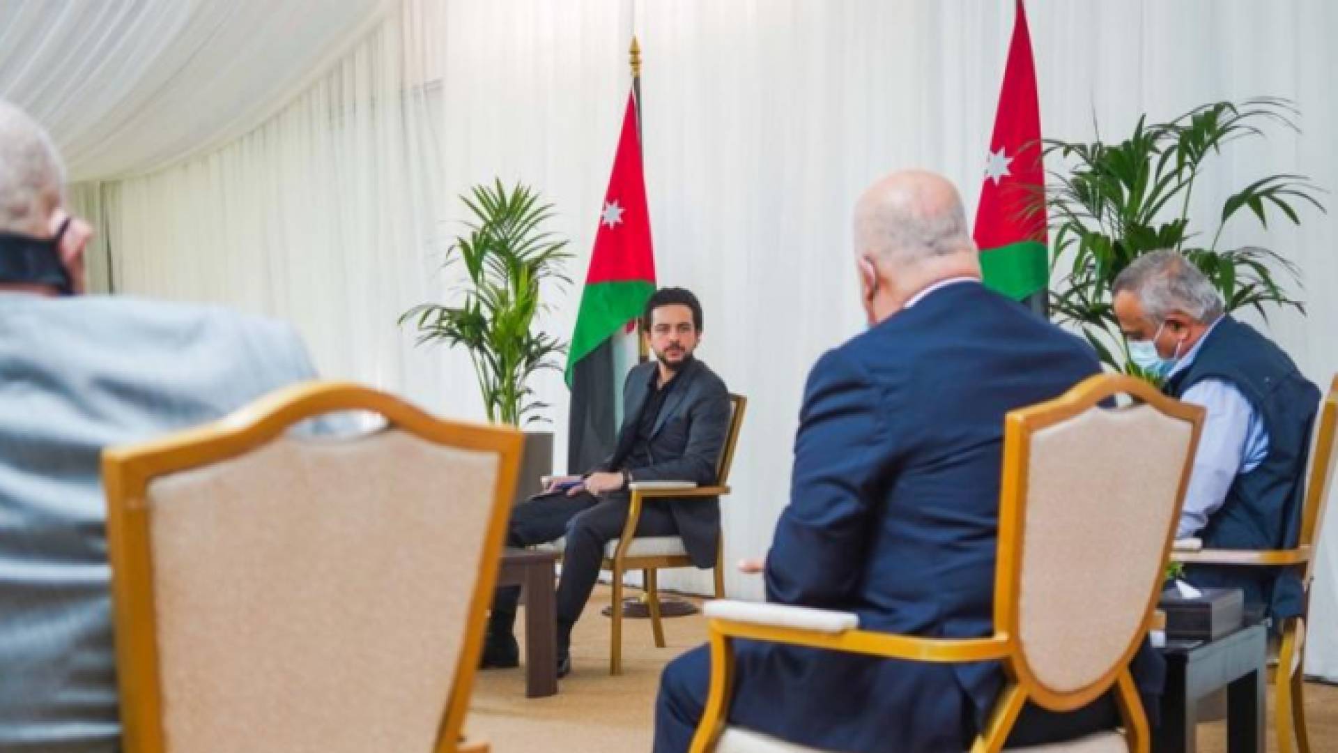 جانب من لقاء سمو ولي العهد وجهاء محافظة العقبة