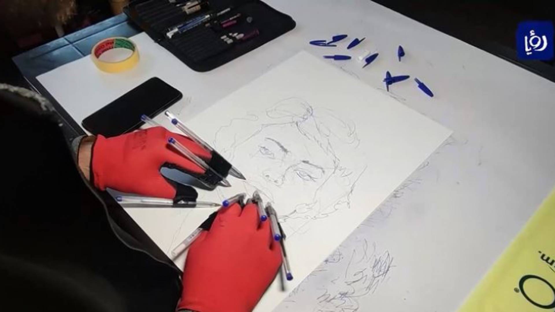 الفنان عبد الرحمن سوالمة.. الرسم بالأصابع العشر