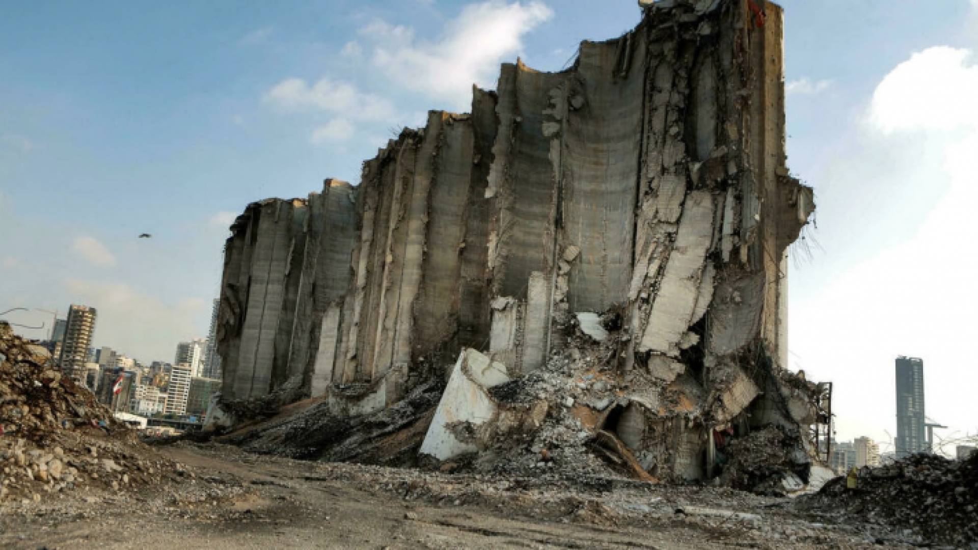 جزء من أهراءات القمح التي دمرت نتيجة الانفجار في مرفأ بيروت. ا.ف.ب