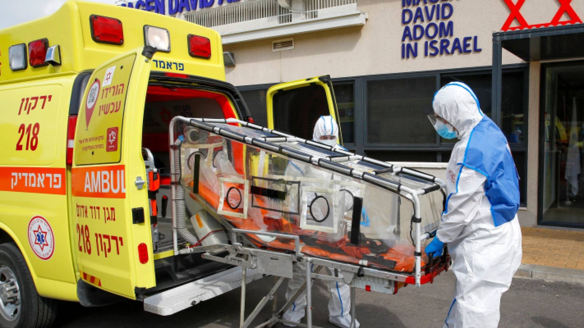 لحظة نقل مصاب بفيروس كورونا في تل أبيب - أرشيفية