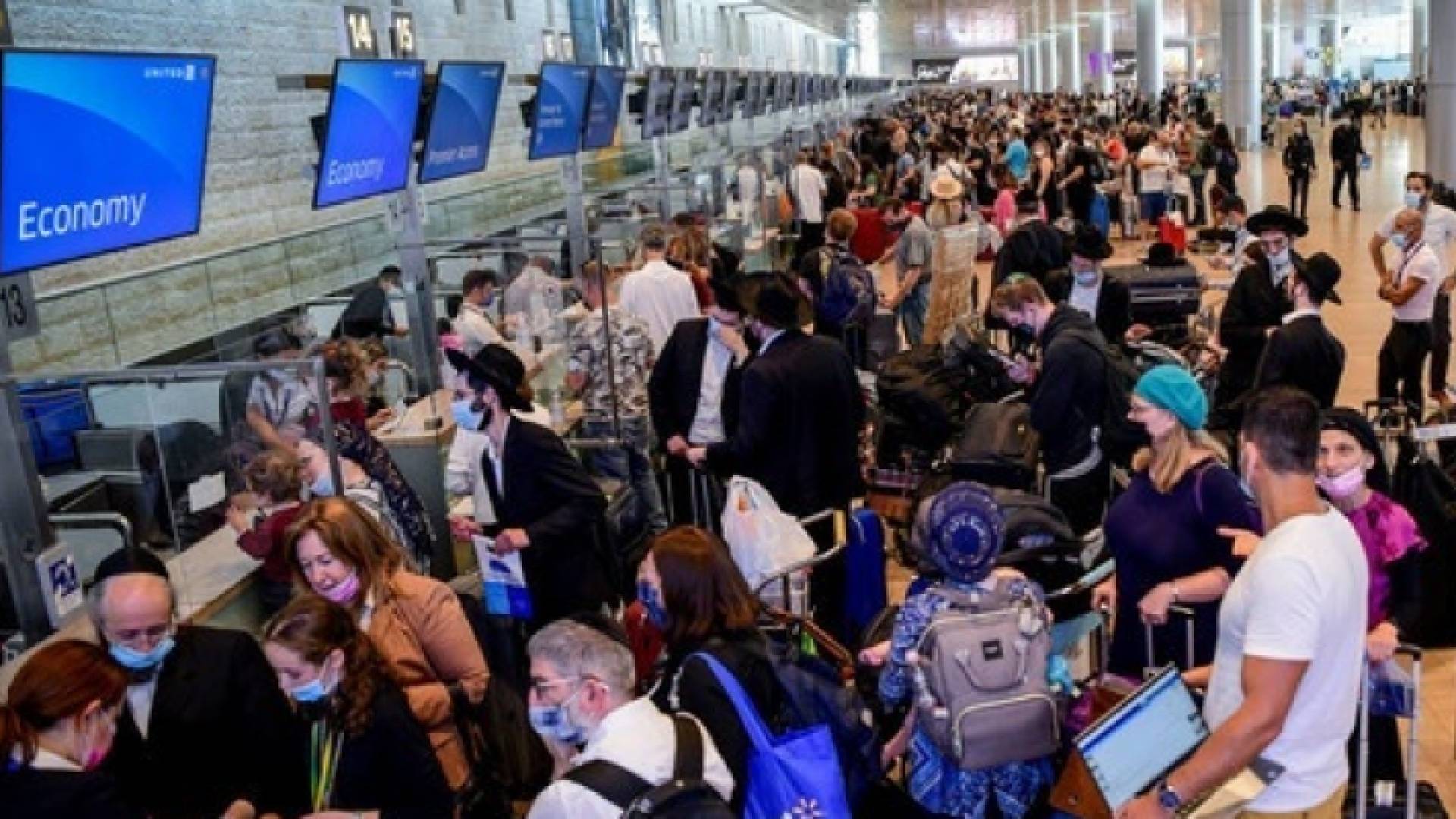 مسافرون في مطار الاحتلال