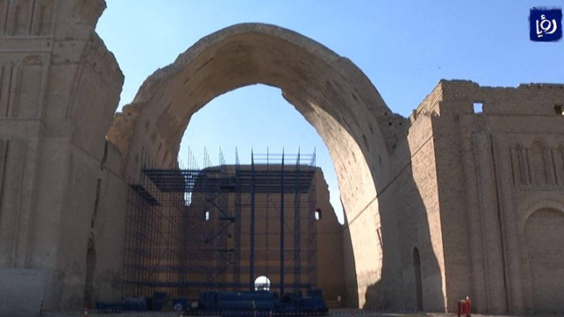 أعمال صيانة جديدة لاعادة البريق لمعلم طاق كسرى التاريخي قرب بغداد