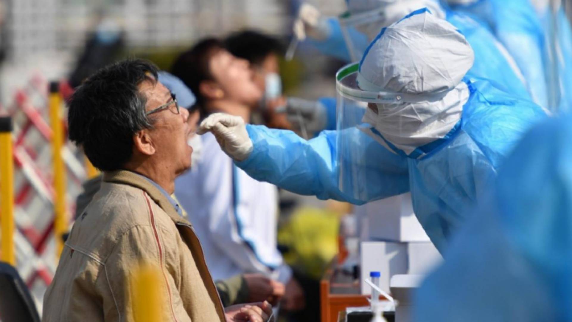 إجراء فحص PCR لأحد المواطنين في الصين - أرشيفية