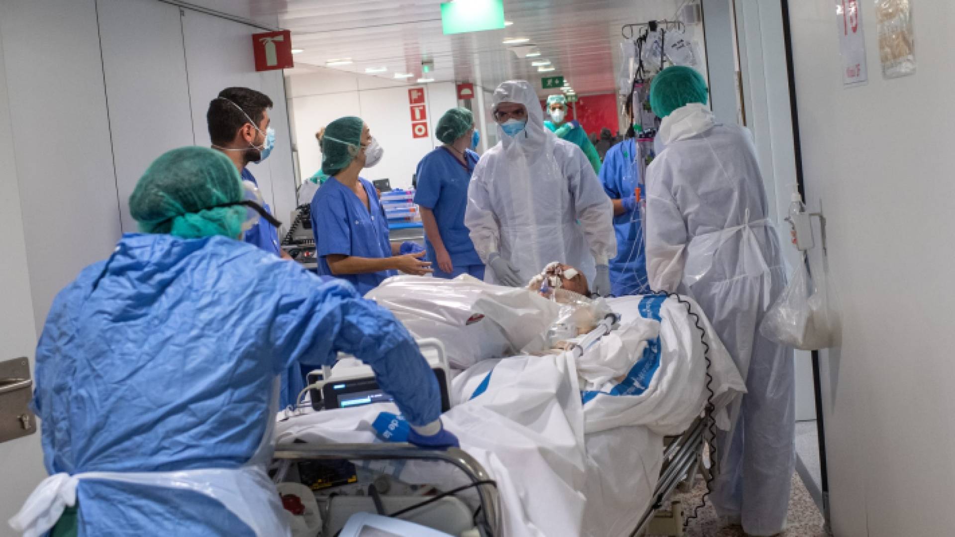 إدخال أحد المصابين بفيروس كورونا إلى المستشفى