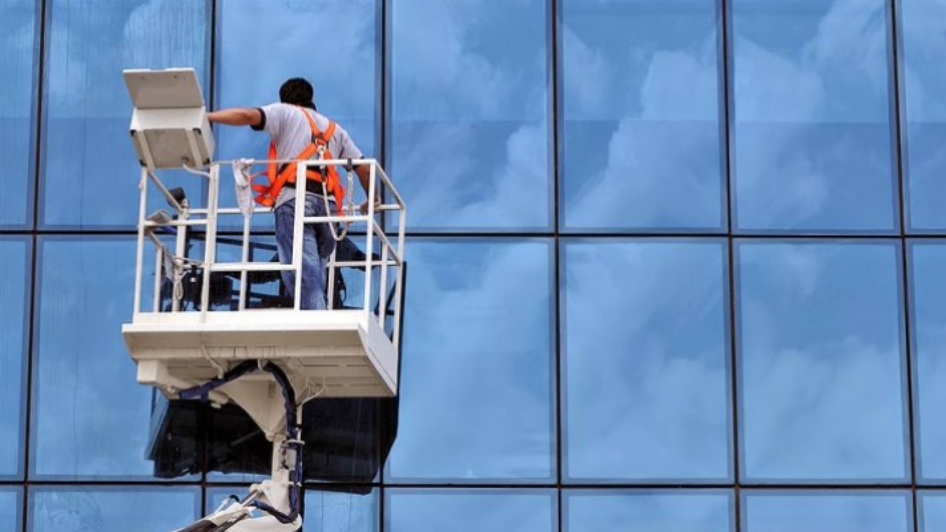 تنظيف واجهات المباني - ارشيفية