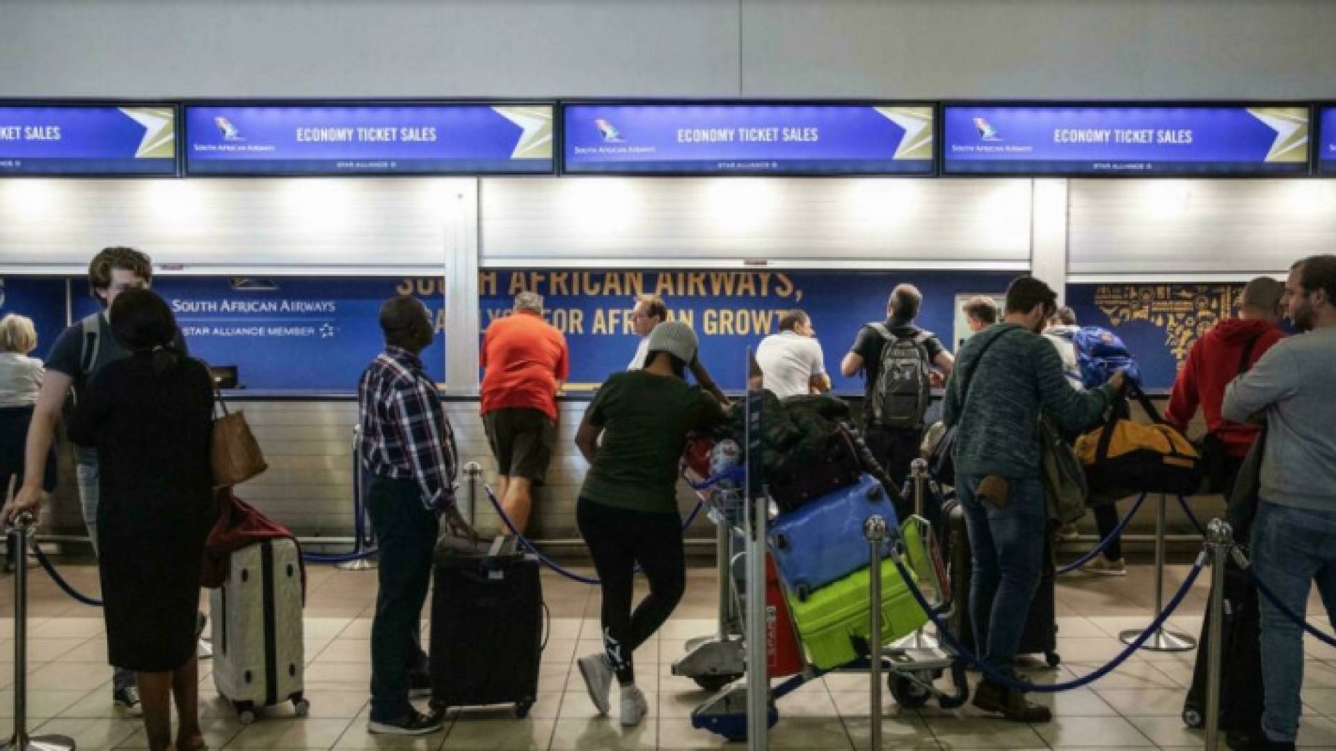 السياح يسارعون إلى مطار جوهانسبرغ بعد إعلان دول عدة تعليق الرحلات من جنوب إفريقيا